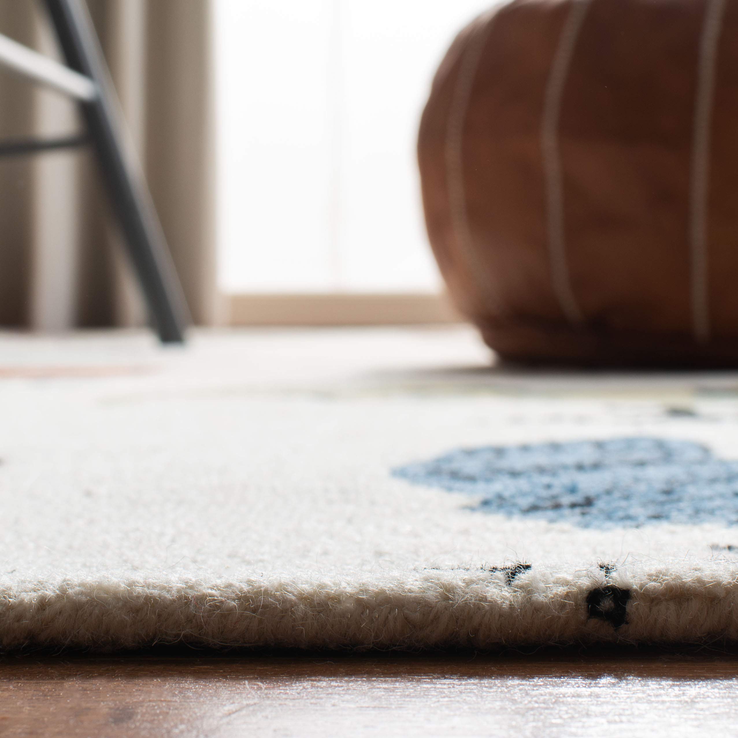 SAFAVIEH Handmade Wool Runner Rug 2'3