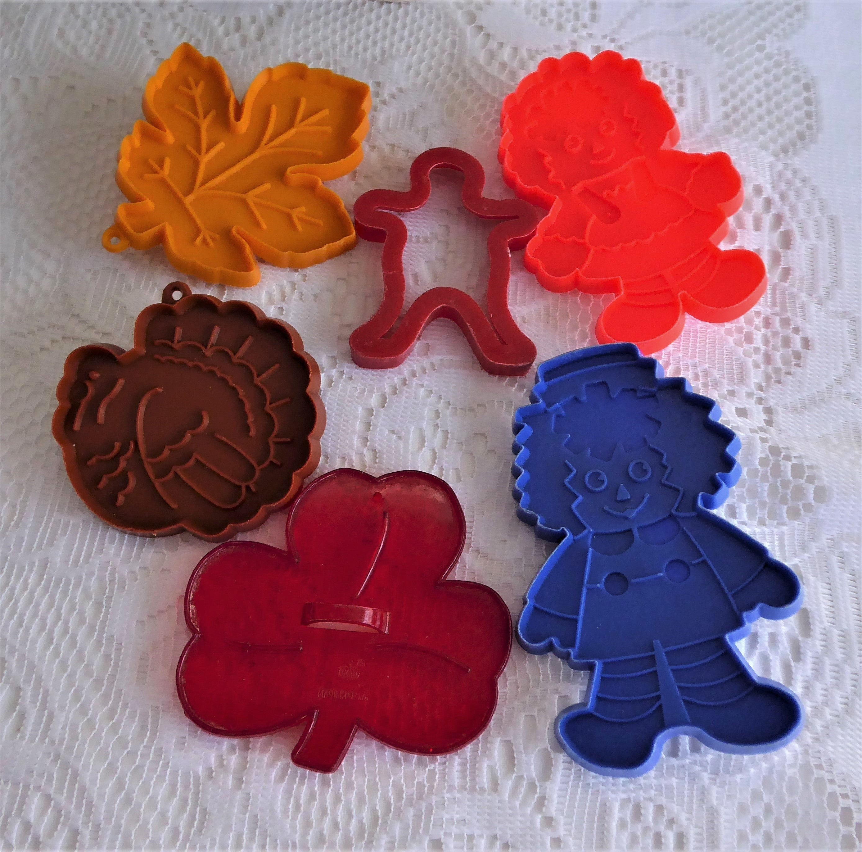 Vintage Plastic Cookie Cutters Set - 6 Assorted Shapes (Turkey, Leaf, Gingerbread, Shamrock) for Baking, Holiday Decor & 1950s-1980s Retro Party Supplies