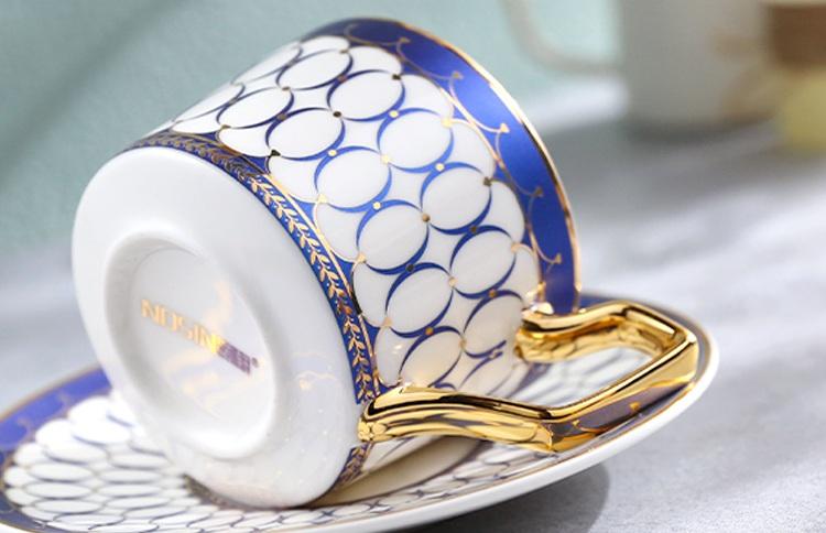 Elegant Porcelain Coffee Cups with Gold Trim - Set of 2 Latte Mugs & Saucers, British Style Tea Cups in Gift Box - Perfect for Afternoon Tea, Coffee Breaks & Gifting