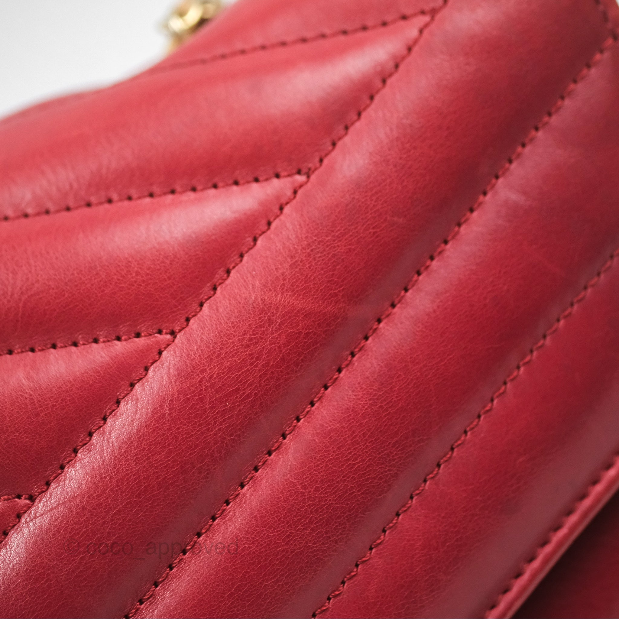 Chanel Chevron Shoulder Bag in Red Calfskin Leather with Aged Gold Hardware - Luxury Crossbody Purse for Women, Perfect for Parties, Date Nights & Special Occasions