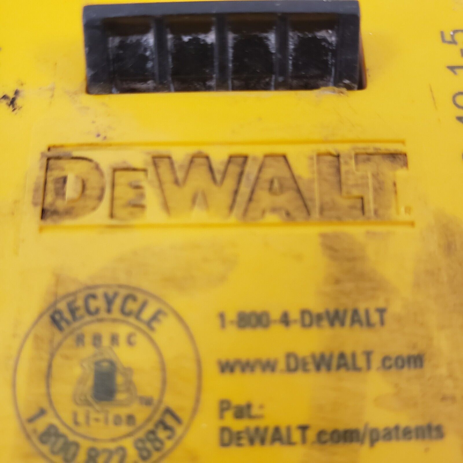 DEWALT DCB203 20V MAX Lithium-Ion Battery Pack (2.0Ah) - Compatible with DEWALT 20V Power Tools - Perfect for Drilling, Fastening & DIY Projects