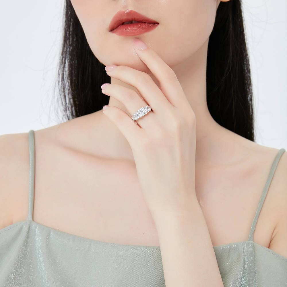 BERRICLE Sterling Silver 3-Stone Wedding & Engagement Ring Set - 1.6 Carat Princess Cut Cubic Zirconia CZ Promise Ring for Women - Rhodium Plated Size 4-10 - Perfect for Proposals, Anniversaries & Special Occasions