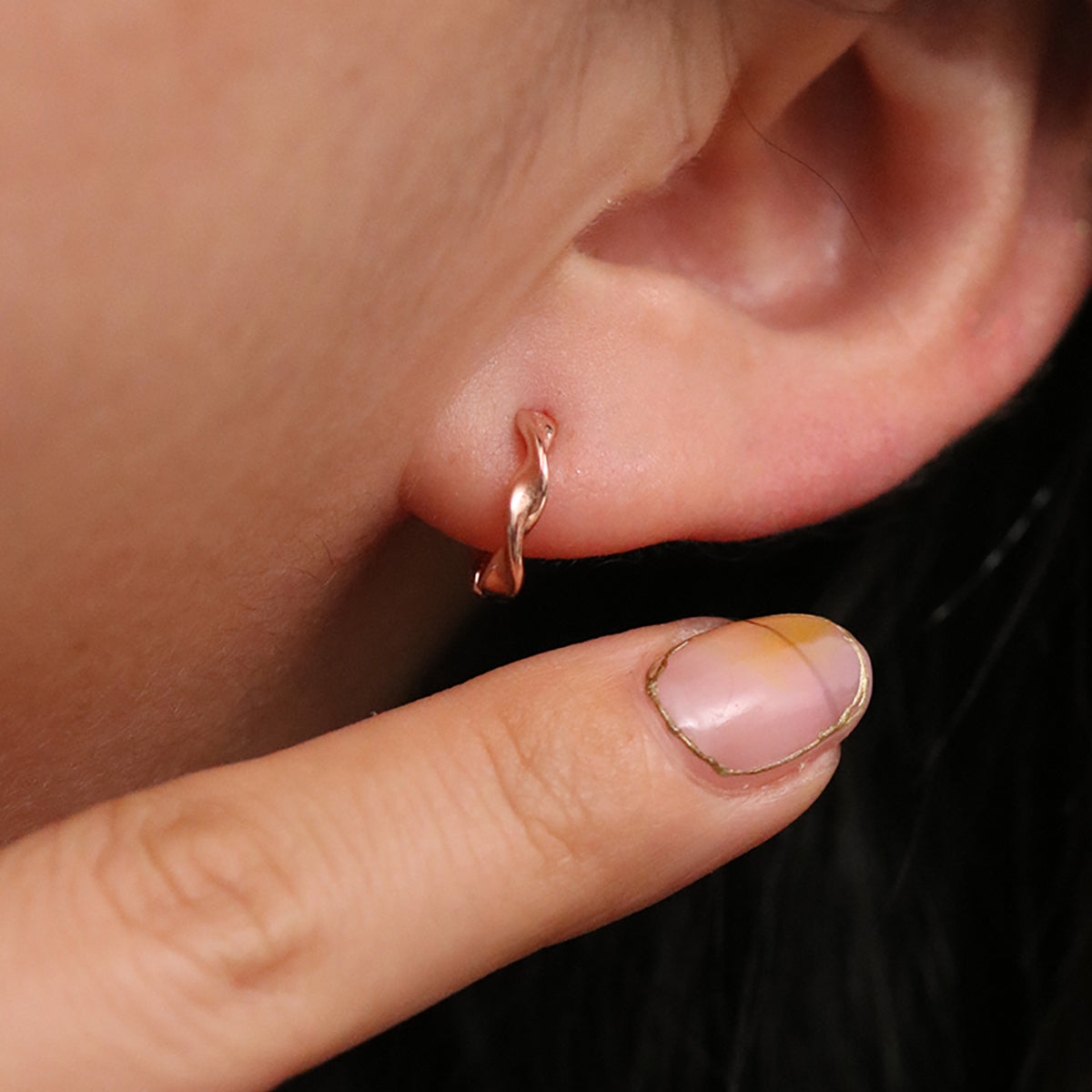 Twisted Huggie Hoop Earrings for Women - Gold & Silver Minimalist Huggies - Perfect for Everyday Wear, Parties & Gifts