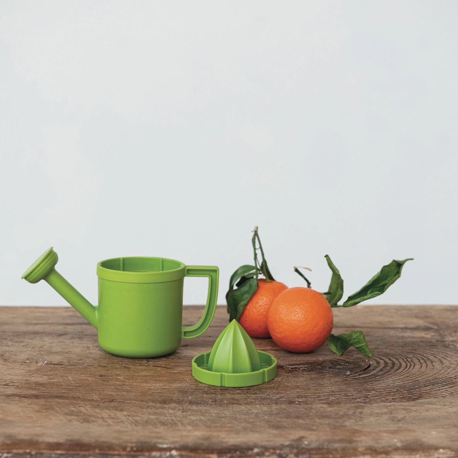 Green Watering Can Shaped Juicer - Fun & Functional Citrus Press for Lemon Lime Orange - Perfect for Garden Themed Kitchen & Outdoor Party Decor
