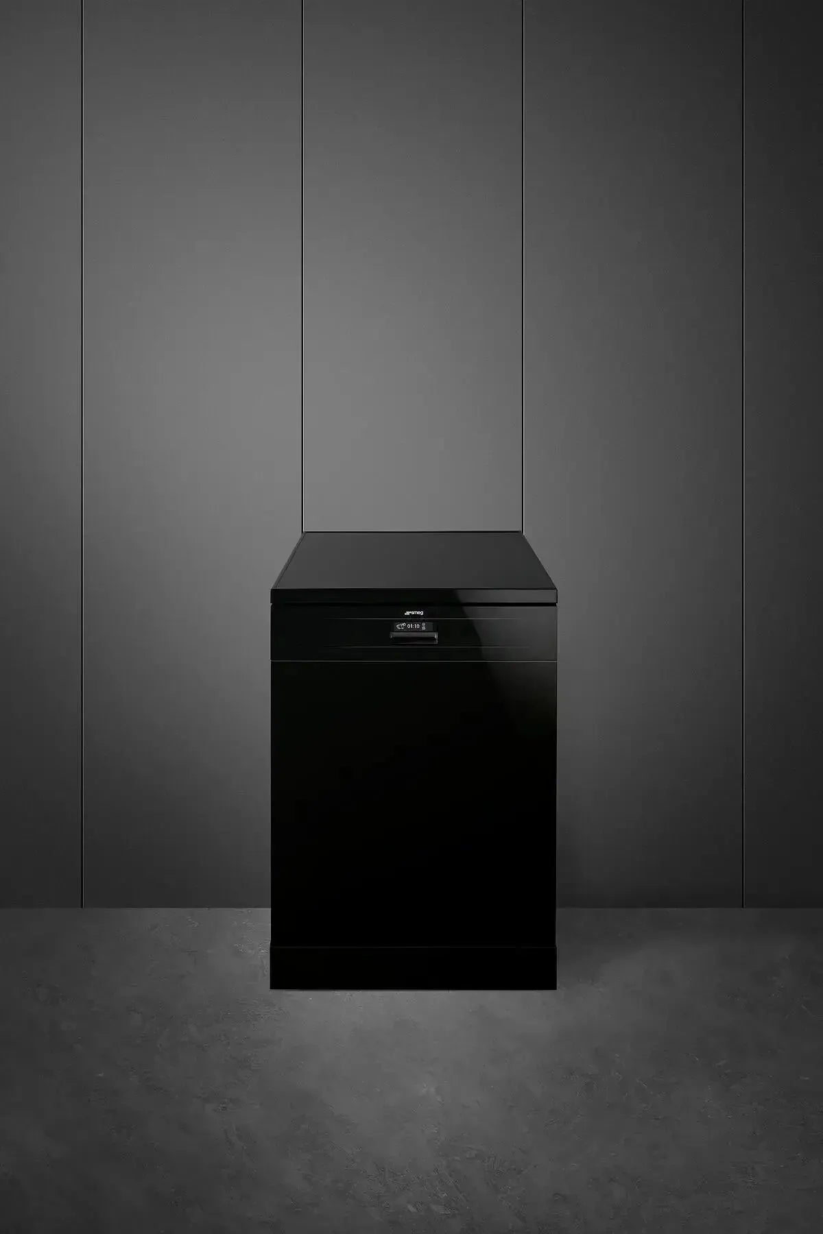 Smeg 60cm Diamond Series Freestanding Dishwasher in Black - Energy Efficient Kitchen Appliance for Modern Homes & Restaurants
