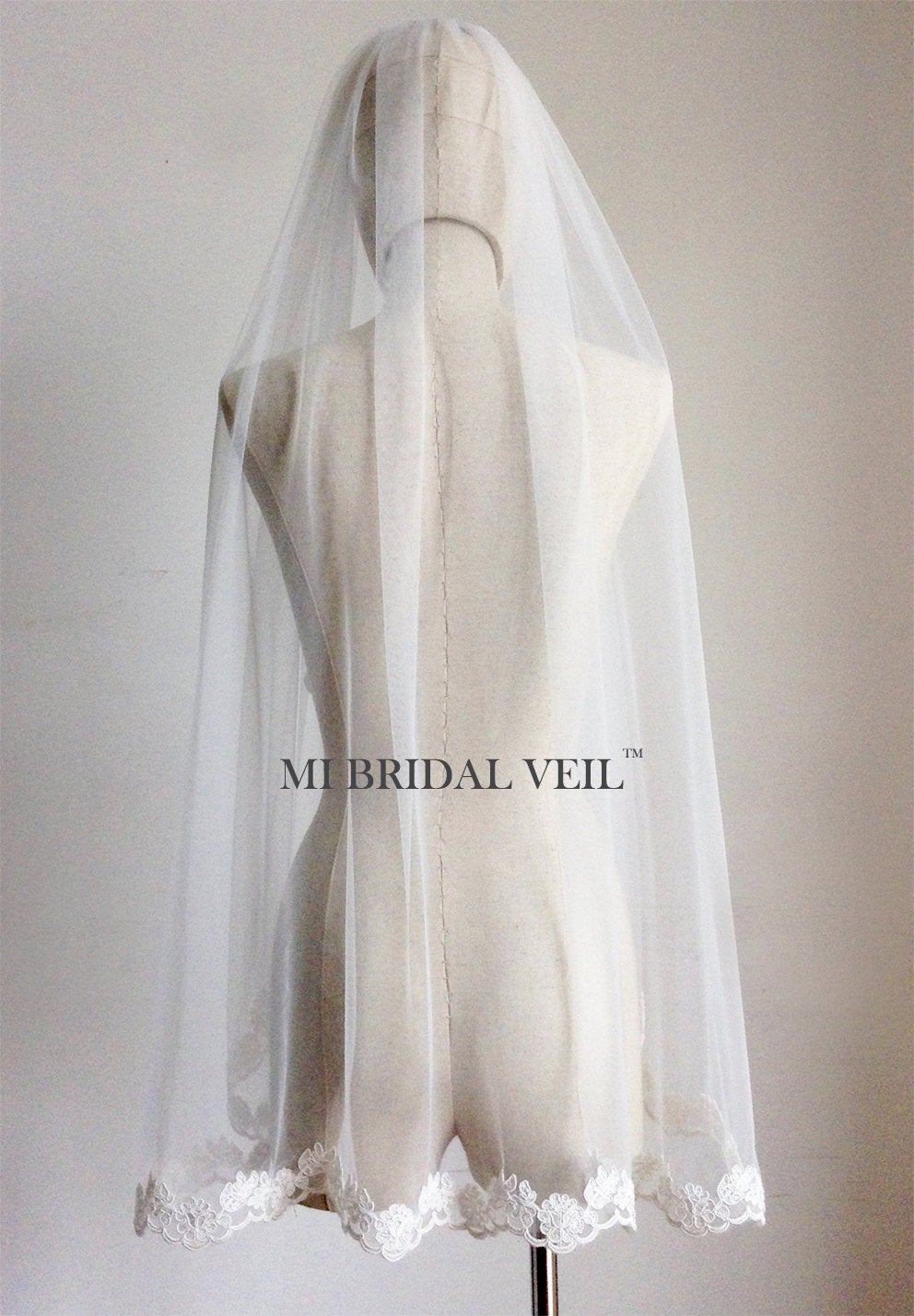 Elegant Fingertip Single Tier Lace Wedding Veil with Rose Lace Design - Perfect for Bridal Dresses, Church Ceremonies & Romantic Photoshoots