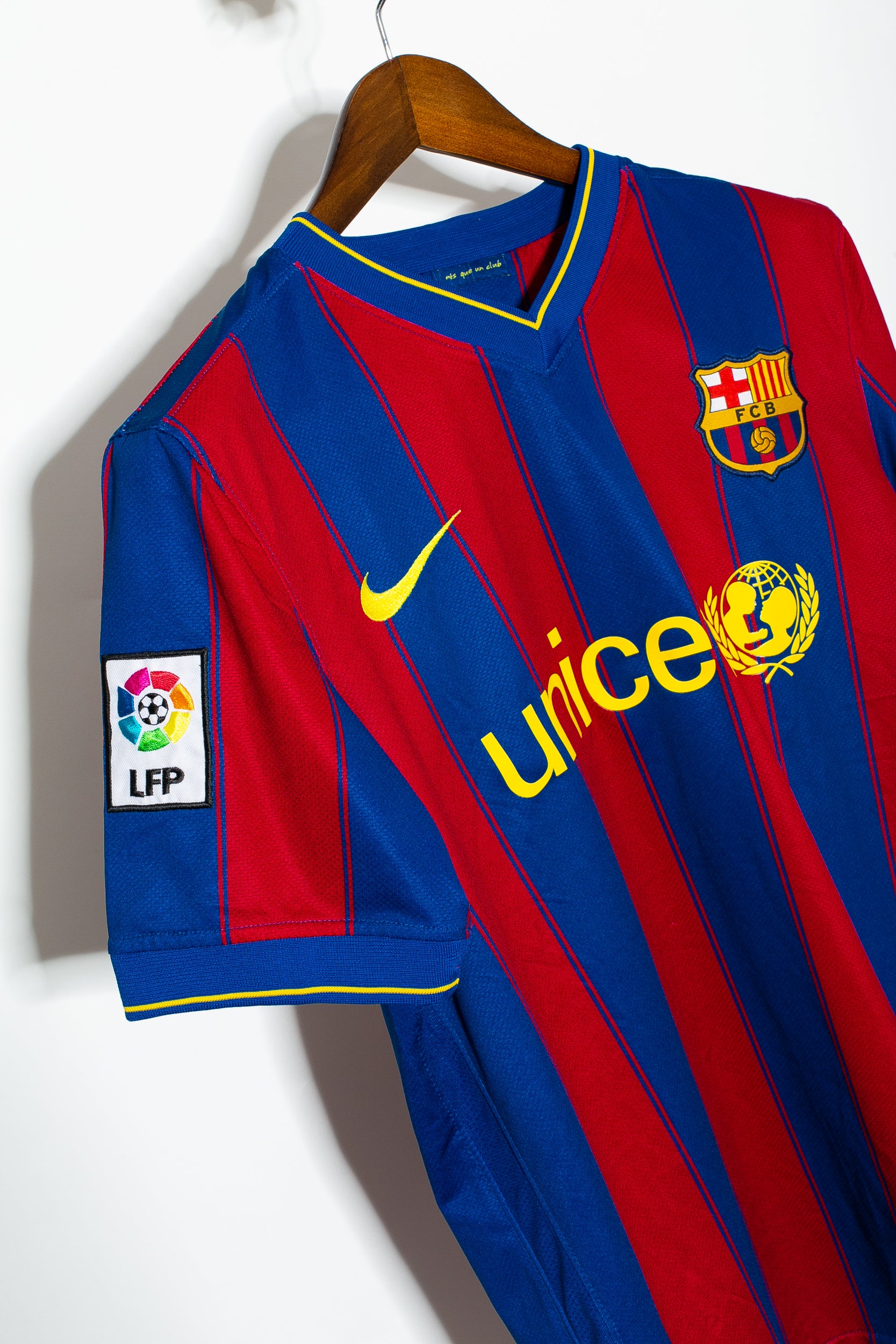 2009 FC Barcelona Home Jersey #6 Xavi (M) - Authentic Soccer Shirt for Fans & Collectors - Perfect for Matches, Gifts & Memorabilia