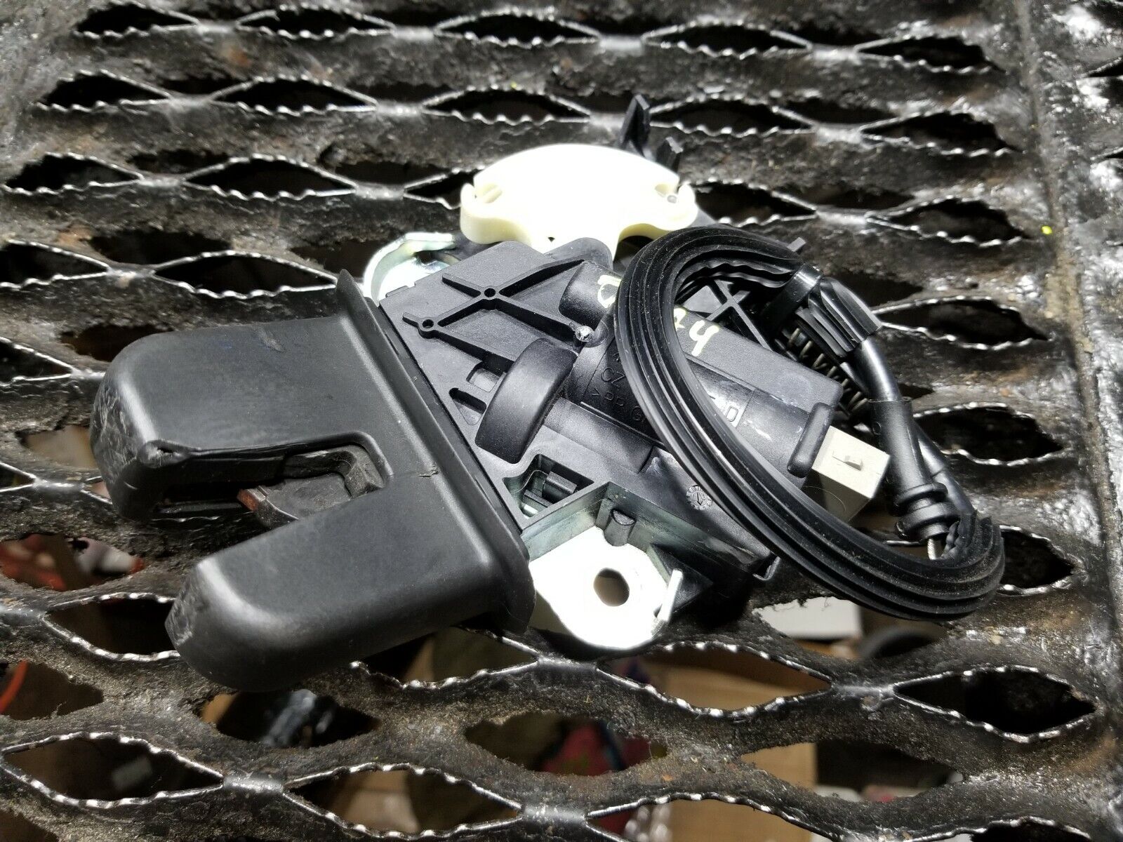 Original OEM 05-08 Audi A4 Rear Trunk Lock Latch Actuator Replacement Part - Perfect for Car Repair & Maintenance