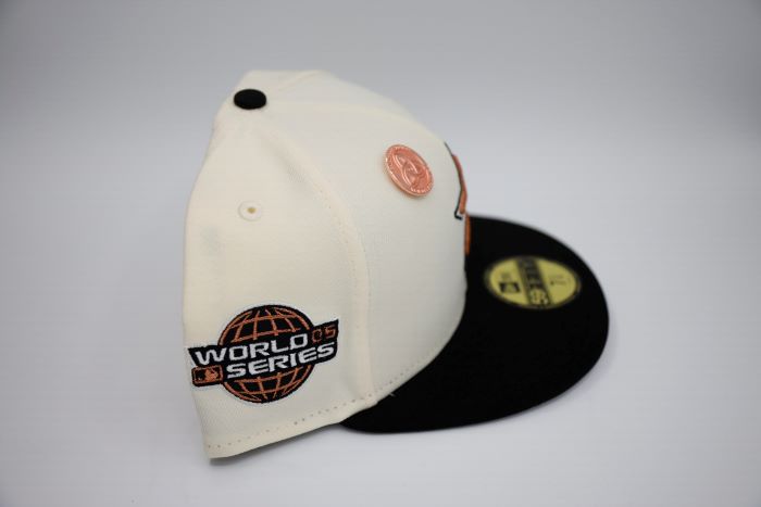 Houston Astros WS05 59Fifty Fitted Cap by New Era - Chrome & Black Baseball Hat for Men - Perfect for MLB Games, Sports Events & Streetwear Fashion