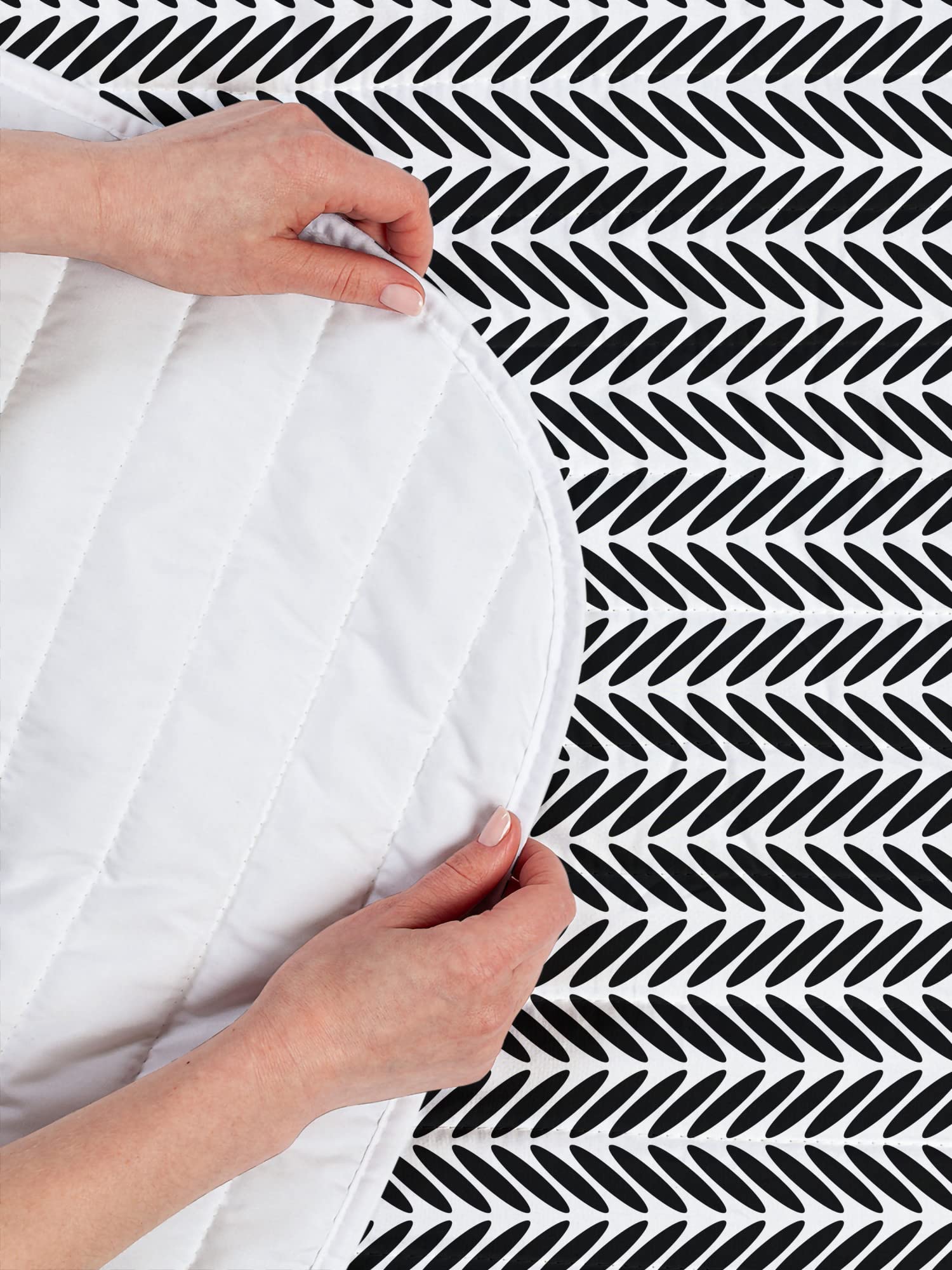 Ambesonne Chevron Microfiber Bedspread Set - King Size Black & White Geometric Pattern | Soft Monochrome Bedding with Pillow Shams & Comforter | Perfect for Modern Bedroom Decor & Guest Room Styling