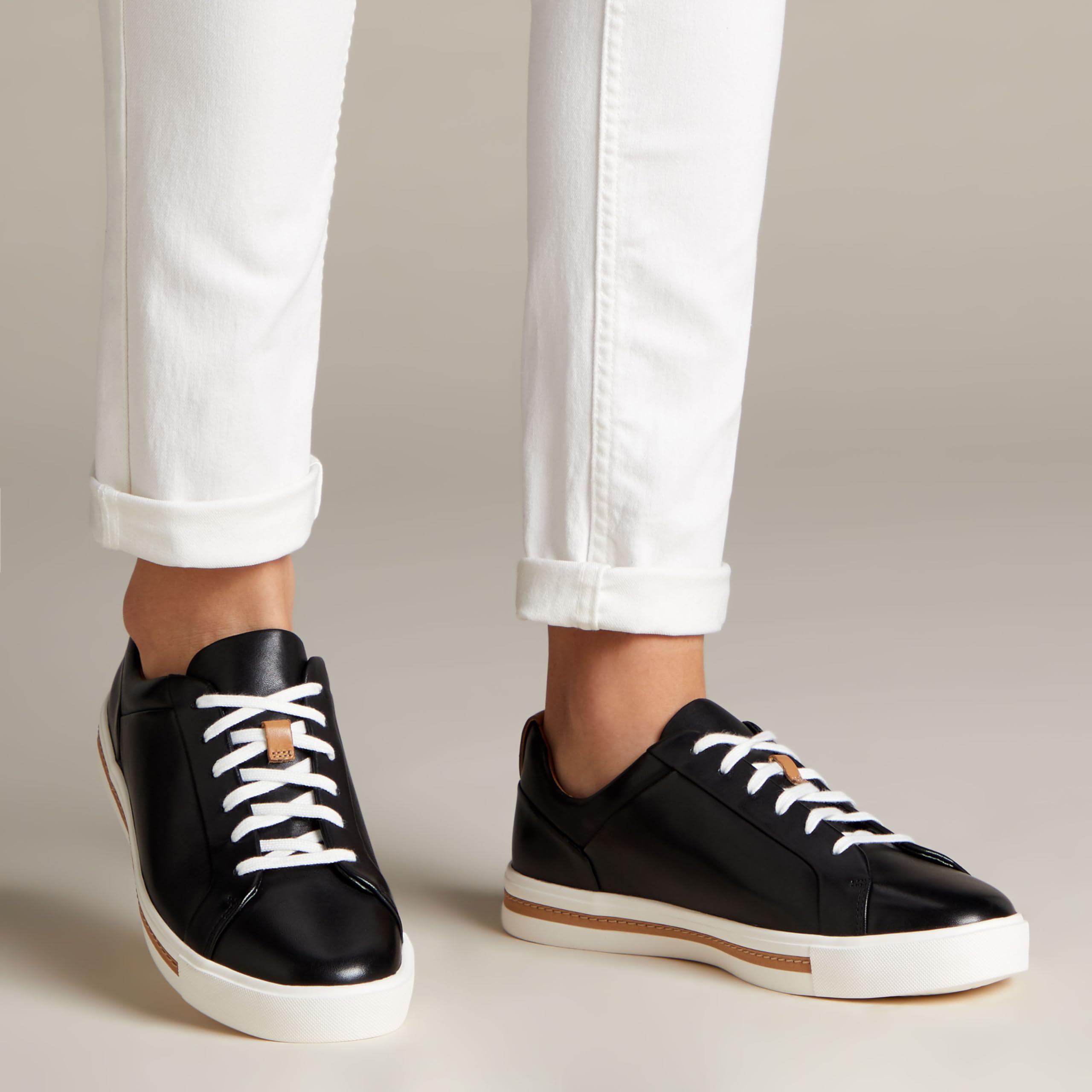 Clarks Women's Comfortable Low-Top Sneakers - Lightweight Walking Shoes for Women - Casual Everyday Shoes for Work, Travel & Outfits