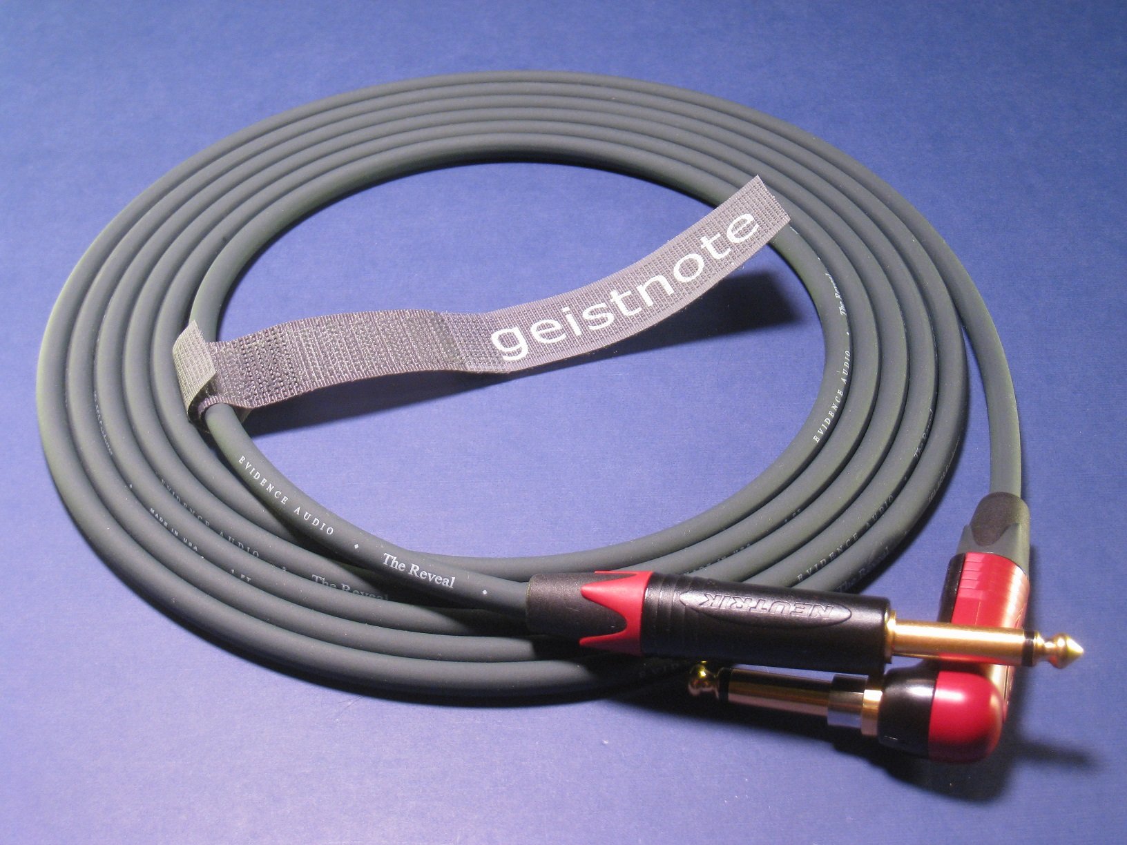 Evidence Audio Geistnote's Reveal Instrument Cable - 10ft (3m) Right Angle to Straight with Neutrik Silent Plug & Gold Connectors | Premium Guitar/Bass Cable for Studio Recording & Live Performances