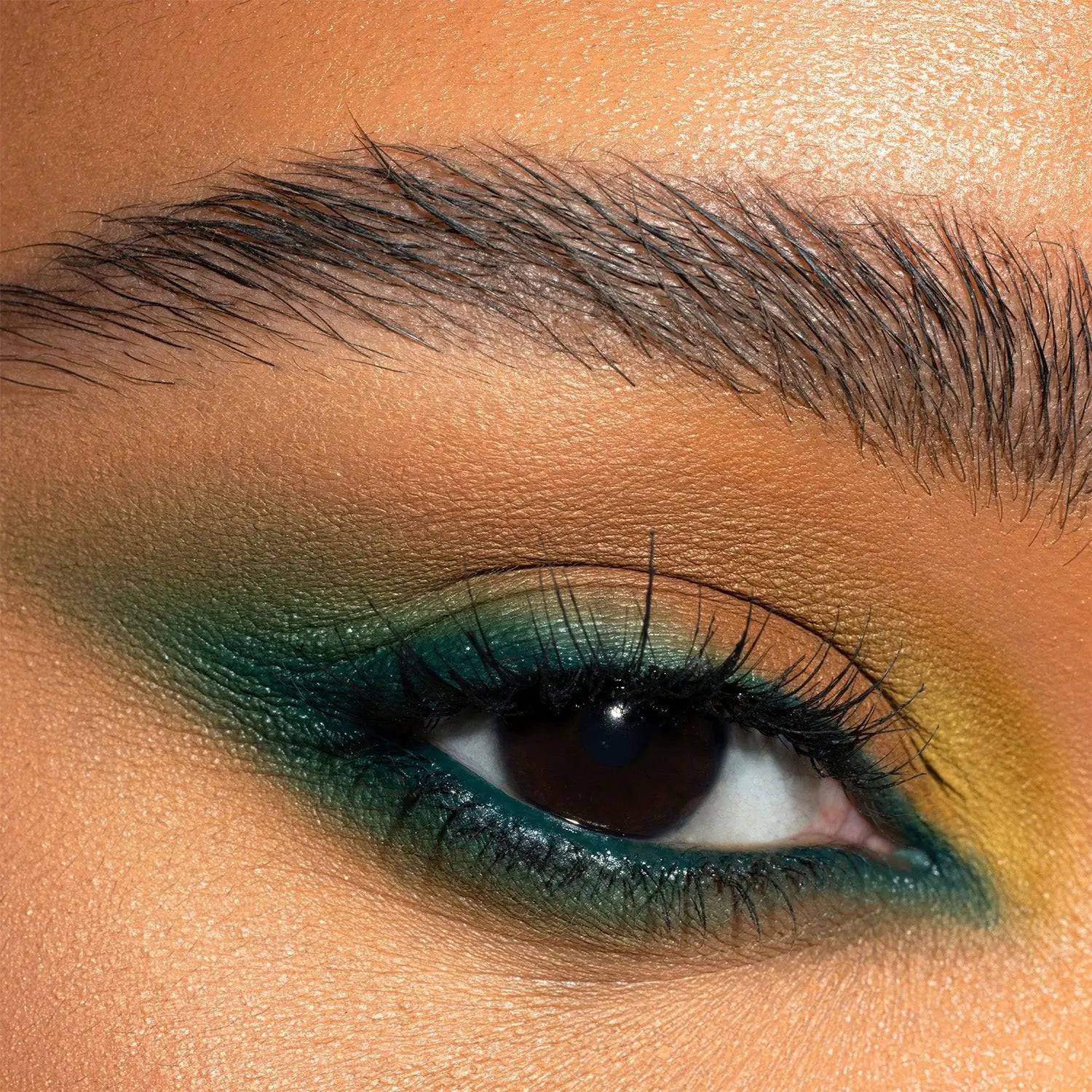 MACRO TECH EYE CRAYON - Long Lasting Eyeliner Pencil for Smokey Eyes & Waterline - Perfect for Everyday Makeup & Professional Looks