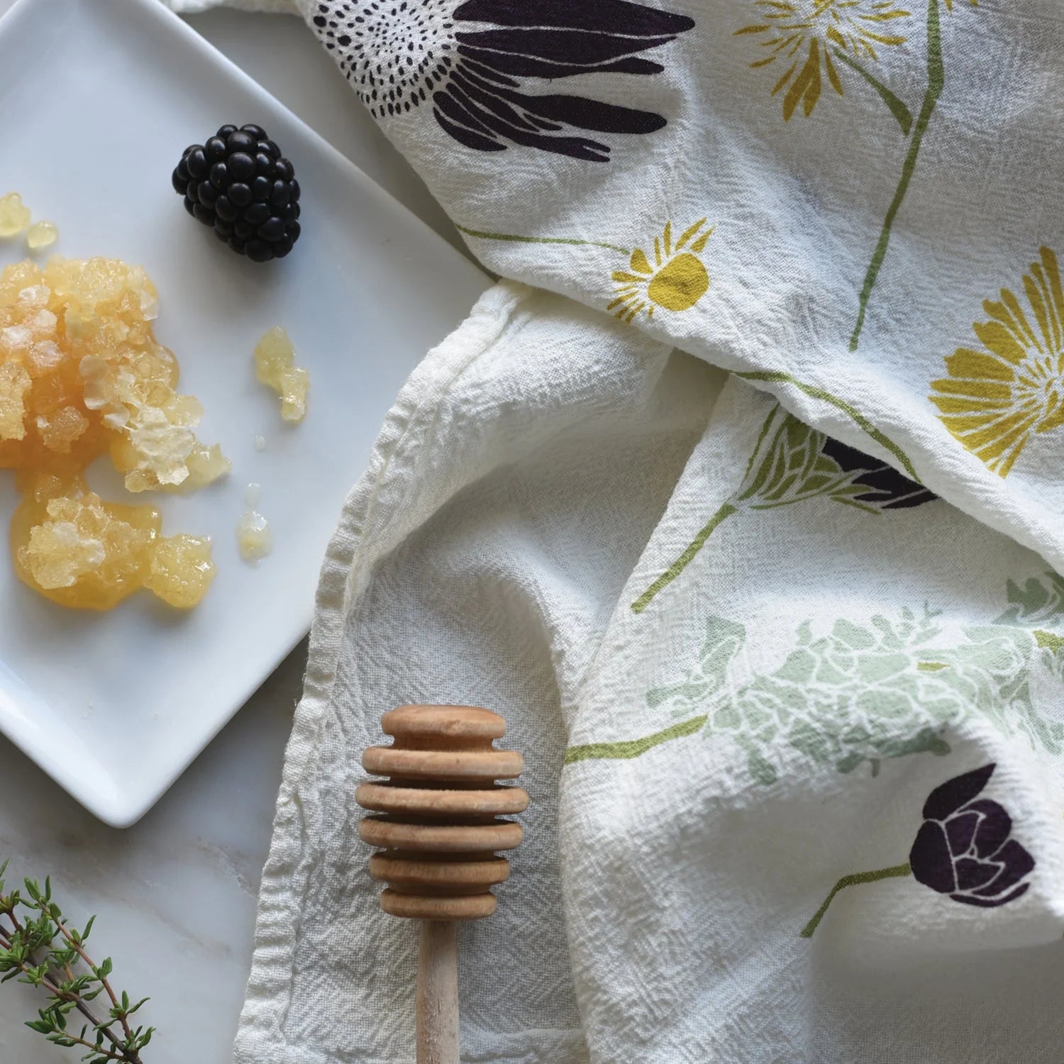 Honeybee Garden Tea Towel - 100% Cotton Kitchen Towel Set of 2, Absorbent & Soft Dish Cloths for Drying Dishes, Cleaning Countertops - Perfect for Farmhouse, Cottage & Rustic Home Decor