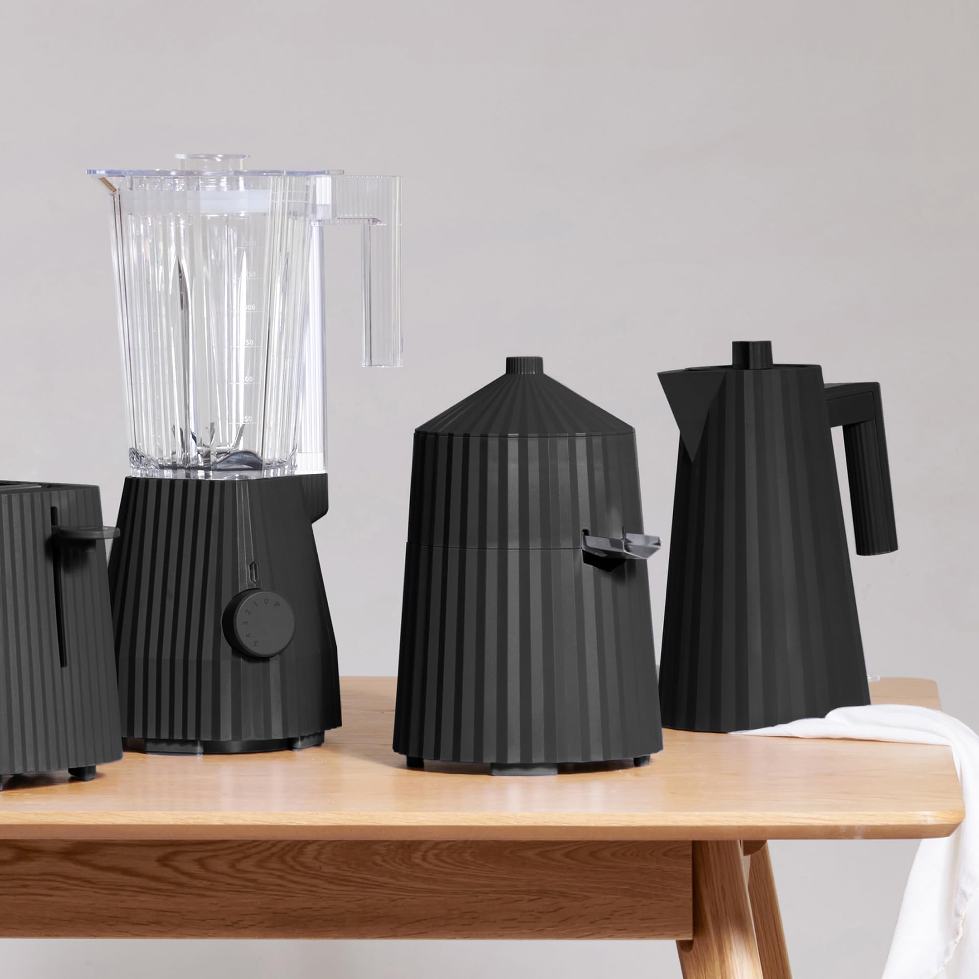 Alessi Plissé MDL07B/USA Electric Citrus Juicer - 85W Black Thermoplastic Resin Lemon Squeezer with US Plug | Perfect for Kitchen, Bar & Restaurant Use