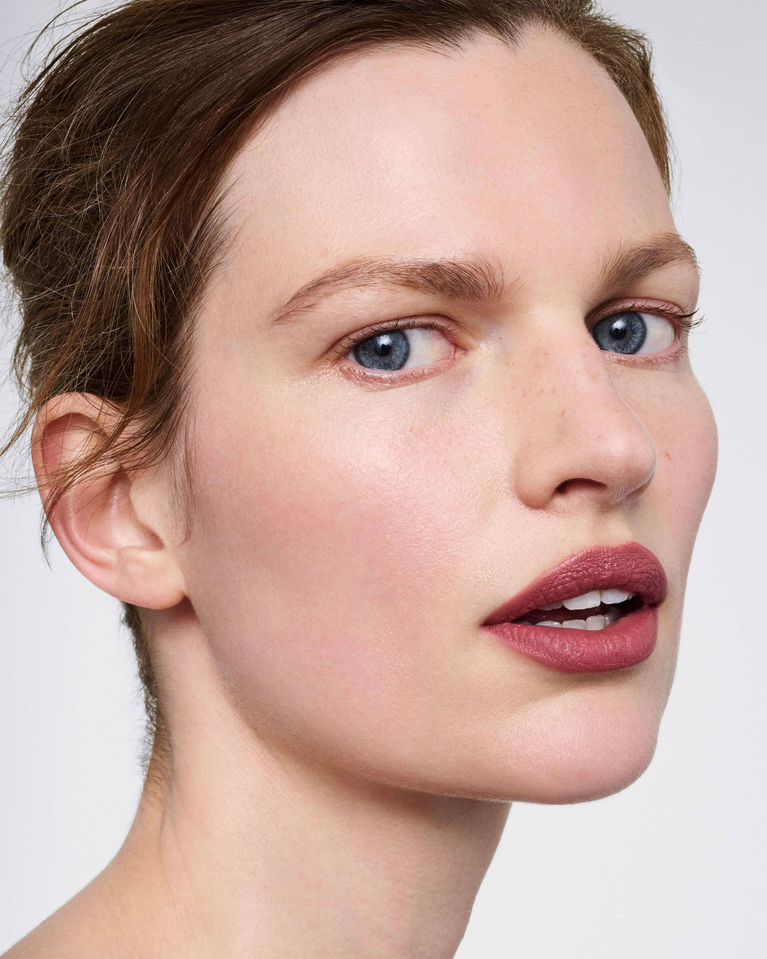 Velvet Matte Lipstick - Long Lasting, Hydrating & Highly Pigmented - Perfect for Everyday Wear & Special Occasions