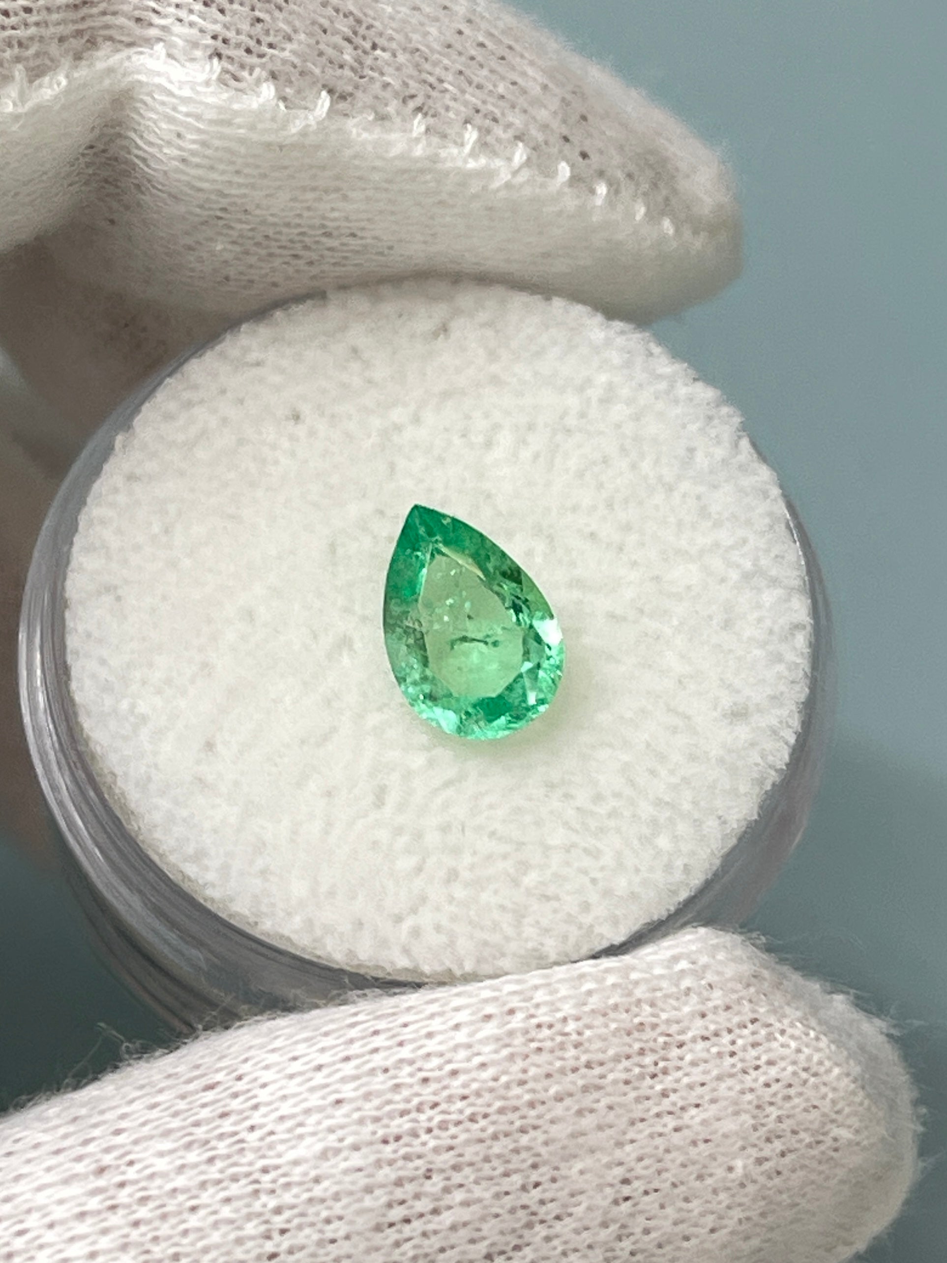 1.07 Carat 9x6mm Light Yellowish Green Natural Colombian Emerald Pear Cut Loose Gemstone for Pendant Jewelry - Perfect for Engagement Rings, Necklaces & Custom Designs