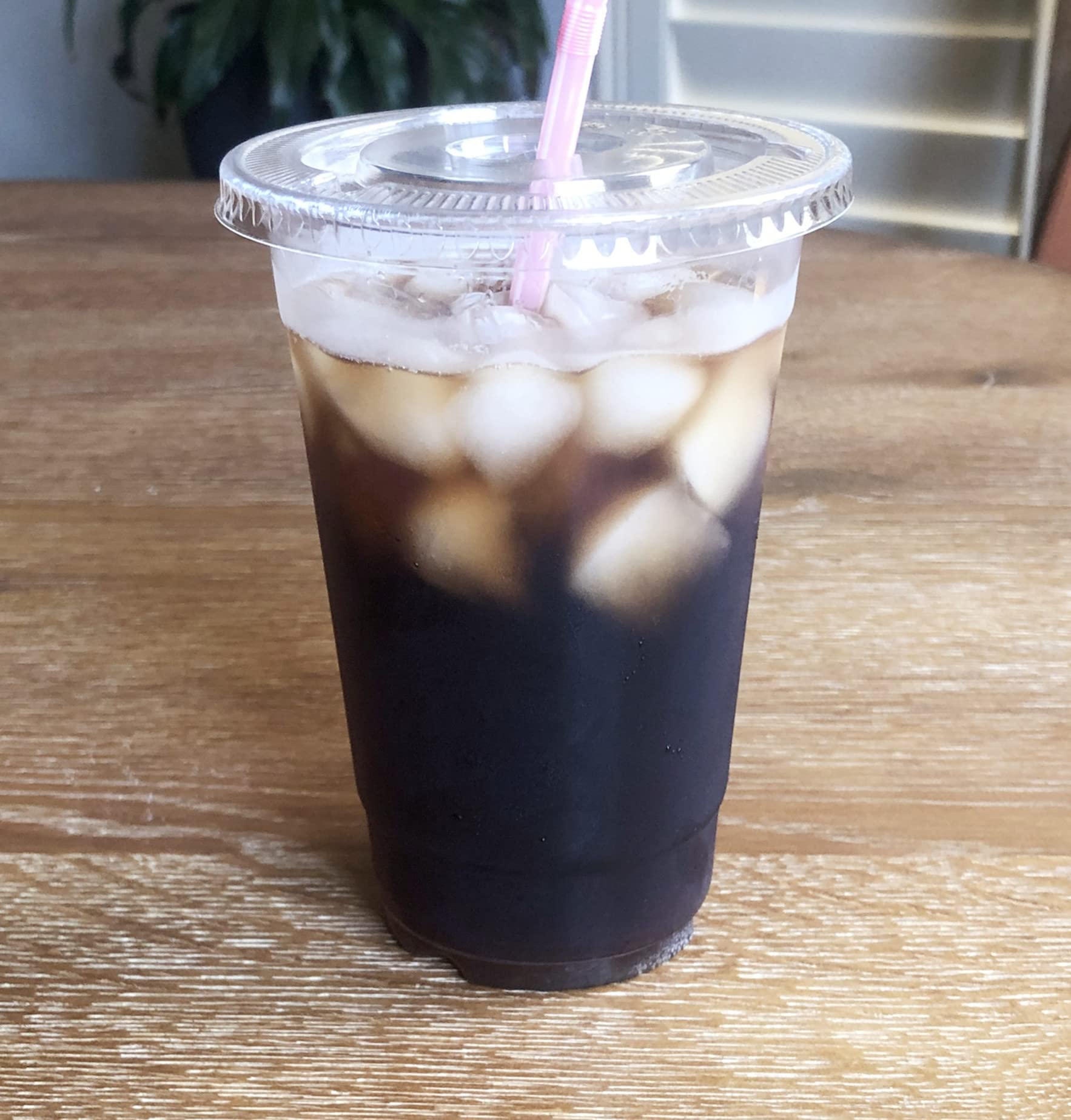 4U'LIFE 20 oz Clear PET Plastic Cold Drink Cups with Flat Lids & Straw Slots - 16-Pack Set for Iced Coffee, Smoothies, Bubble Tea, and Party Beverages