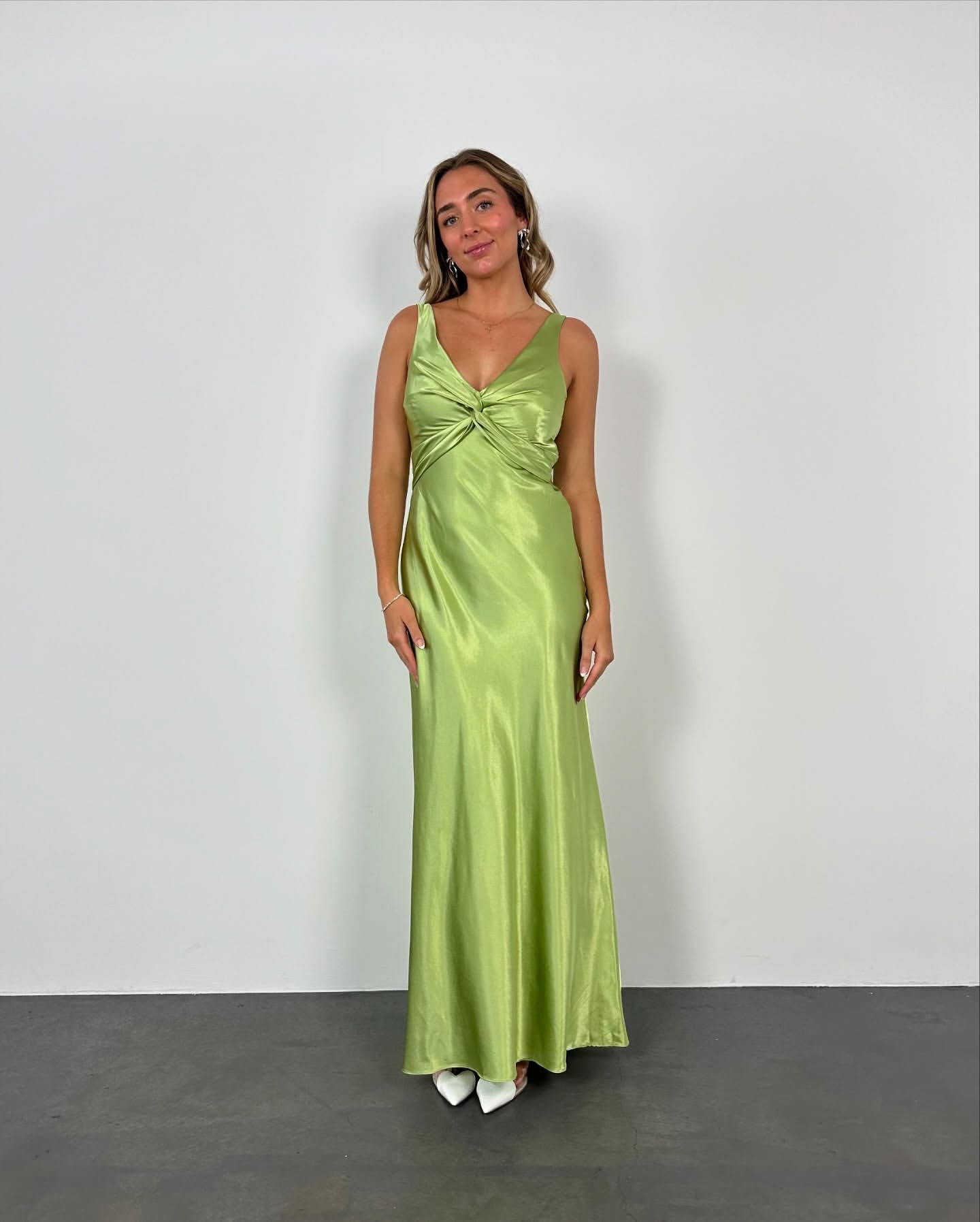 Elegant Green Sheath Satin Prom Dress for Evening Gala & Formal Party - Perfect for Homecoming, Wedding Guest & Black Tie Events
