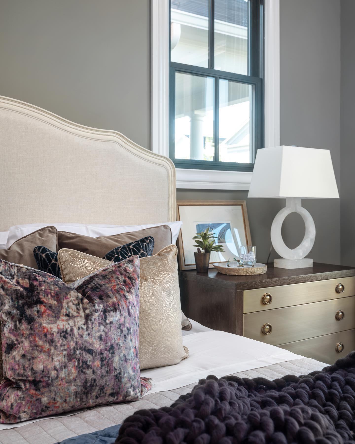 Modern Ring Form Table Lamp - Stylish LED Desk Light for Home Office, Bedroom & Living Room Decor - Perfect for Reading, Working & Ambient Lighting