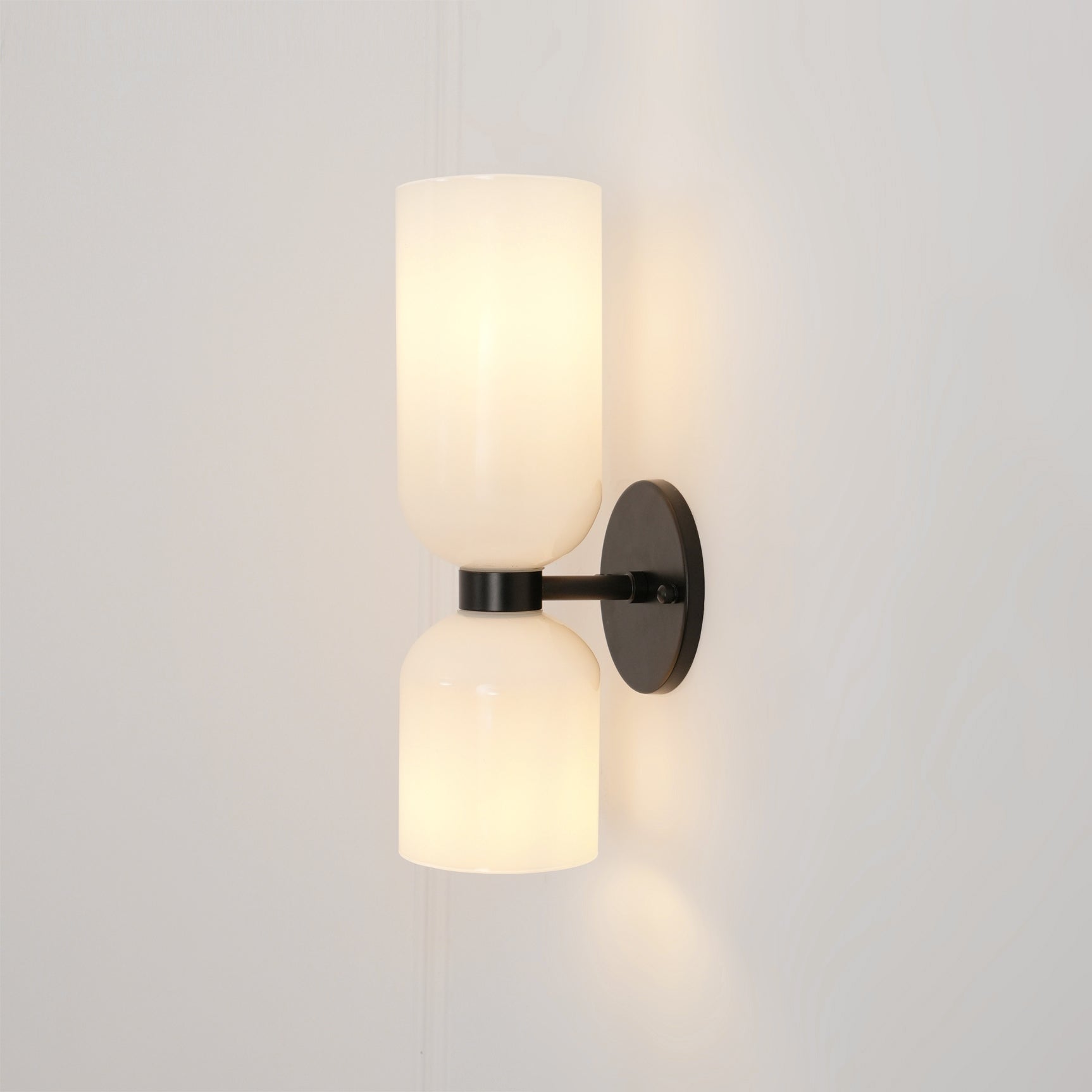 Edie Wall Lamp - Modern LED Sconce Light for Bedroom, Living Room & Hallway - Energy Efficient Dimmable Wall Lighting Fixture - Perfect for Home Decor, Reading & Ambient Lighting