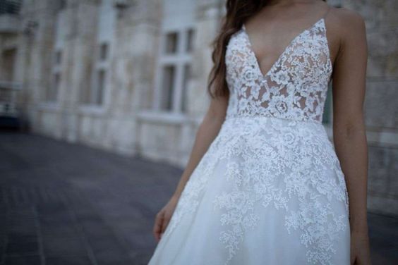 Erin Cole Demi Sample Gown - Elegant Wedding Dress for Brides & Formal Events | Perfect for Bridal Showers, Photos Shoots & Special Occasions