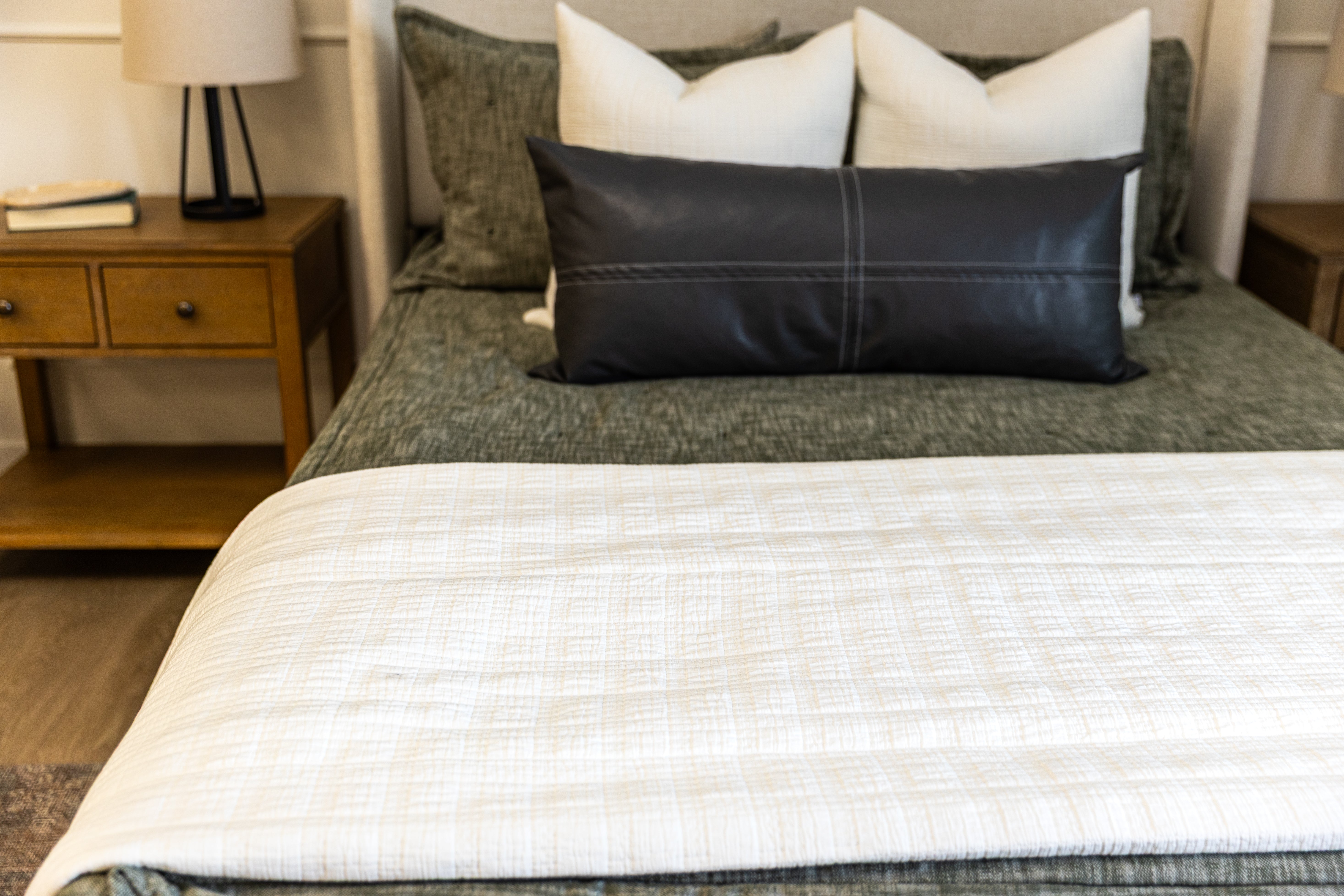 Anna Luxe Soft & Cozy Blanket - Ultra Plush Fleece Throw for Bed, Couch & Travel - Perfect for Winter, Gifts & Home Decor
