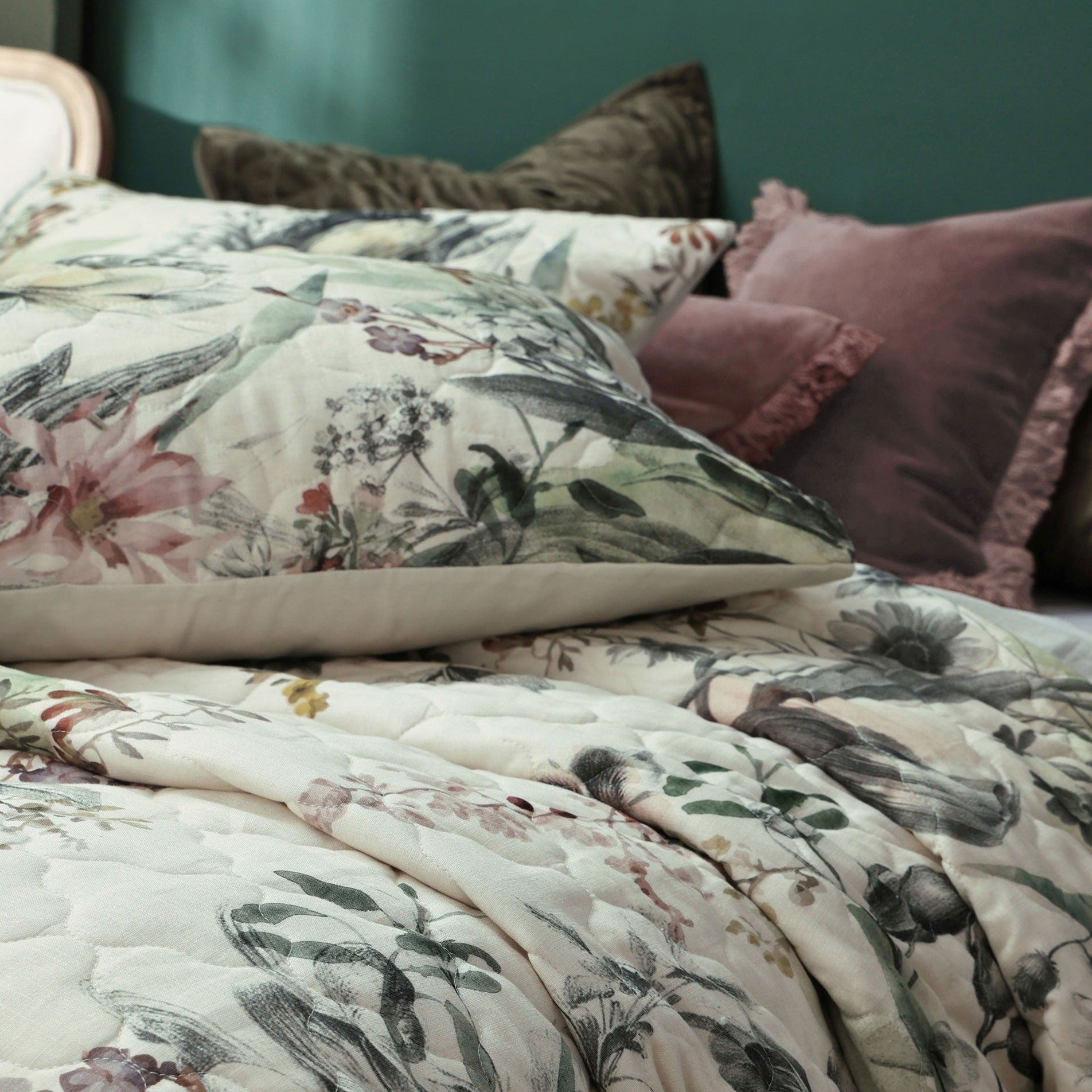 Etoile Bedspread Set by MM Linen - Luxury Queen Size Bedding Cover with Embroidered Design for Master Bedroom & Guest Room Decor