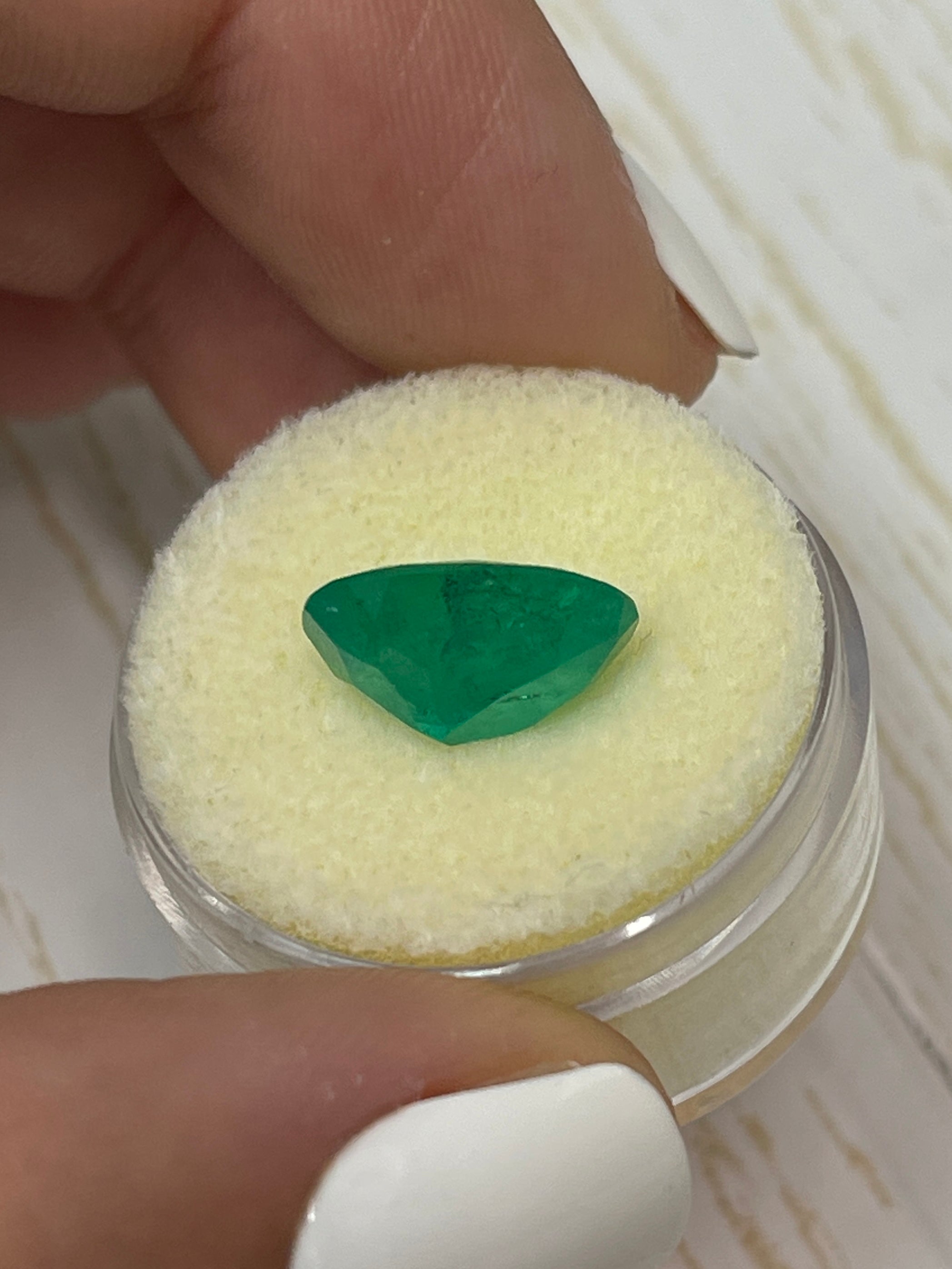 4.31 Carat Natural Colombian Emerald - Deep Medium Green Oval Cut Loose Gemstone for Jewelry Making, Engagement Rings & Luxury Gifts