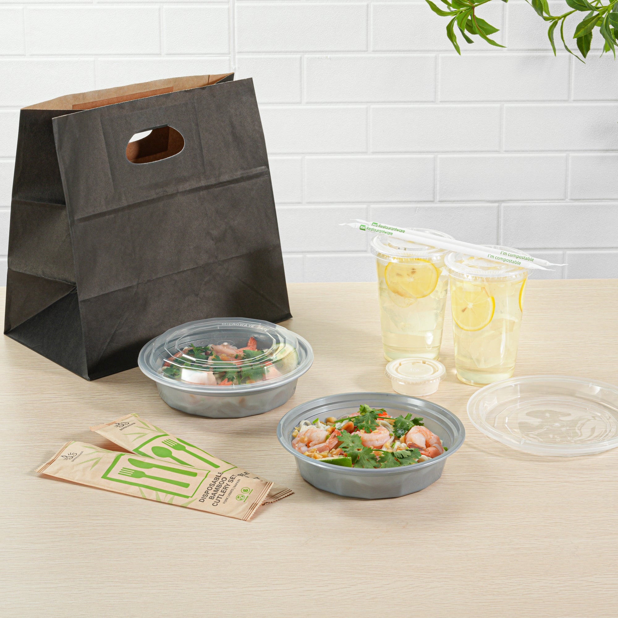 24 oz Round Silver Plastic Takeout Containers with Clear Lids - 100 Pack (7.25