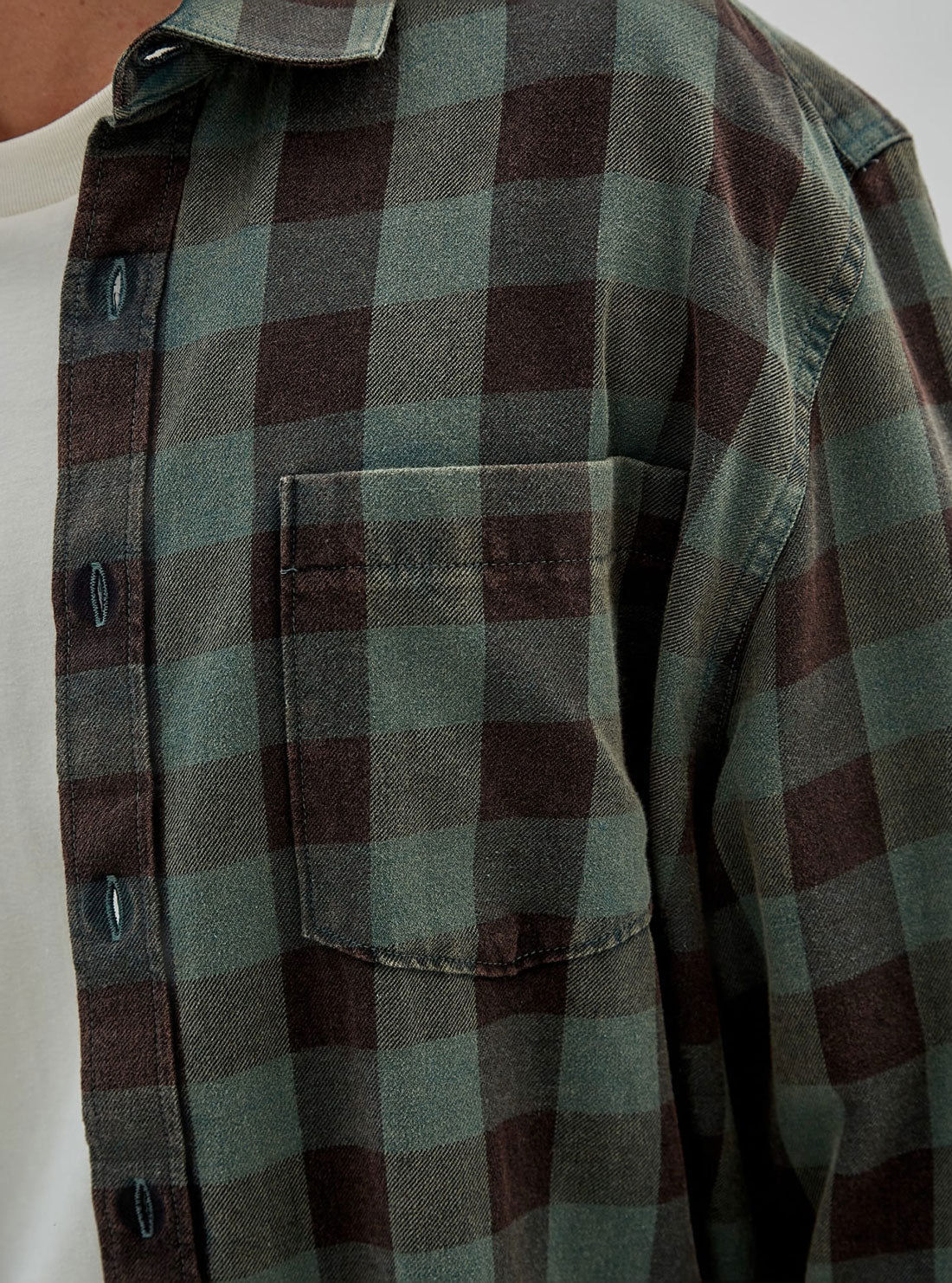 Guess Originals Men's Flannel Long Sleeve Shirt - Soft Plaid Button-Up for Casual Wear, Outdoor Adventures & Layering