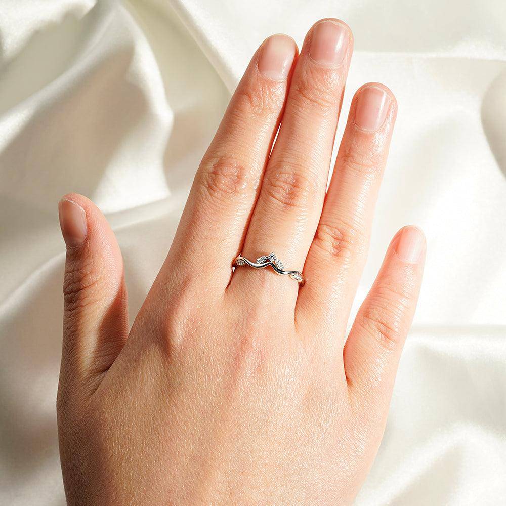 Elegant Winding Willow Curved Moissanite Wedding Band Ring for Women - Perfect for Engagement, Anniversary & Bridal Jewelry Gifts