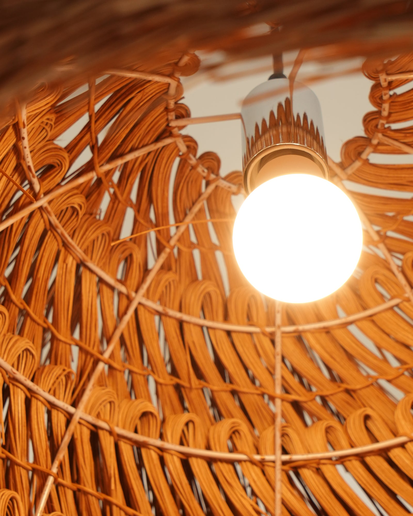 Modern Wicker Pendant Light - Natural Rattan Hanging Lamp for Kitchen Island, Dining Room & Bedroom - Boho Ceiling Lighting Fixture with Warm Ambience