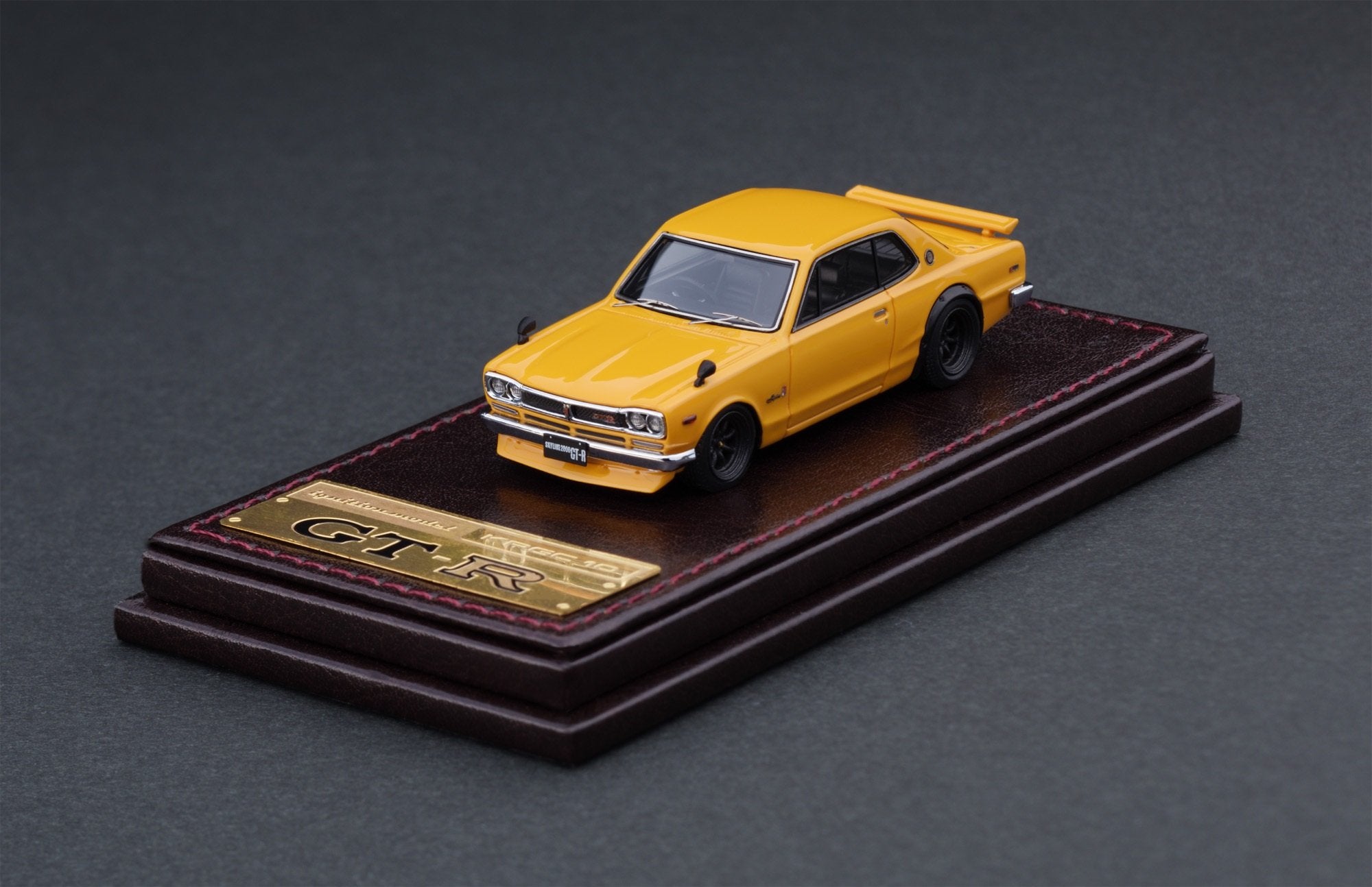 1:64 Scale Nissan Skyline 2000 GT-R KPGC10 Diecast Model Car - Classic Japanese Collector's Edition in Yellow - Perfect for Display, Racing Collections & Gift Giving