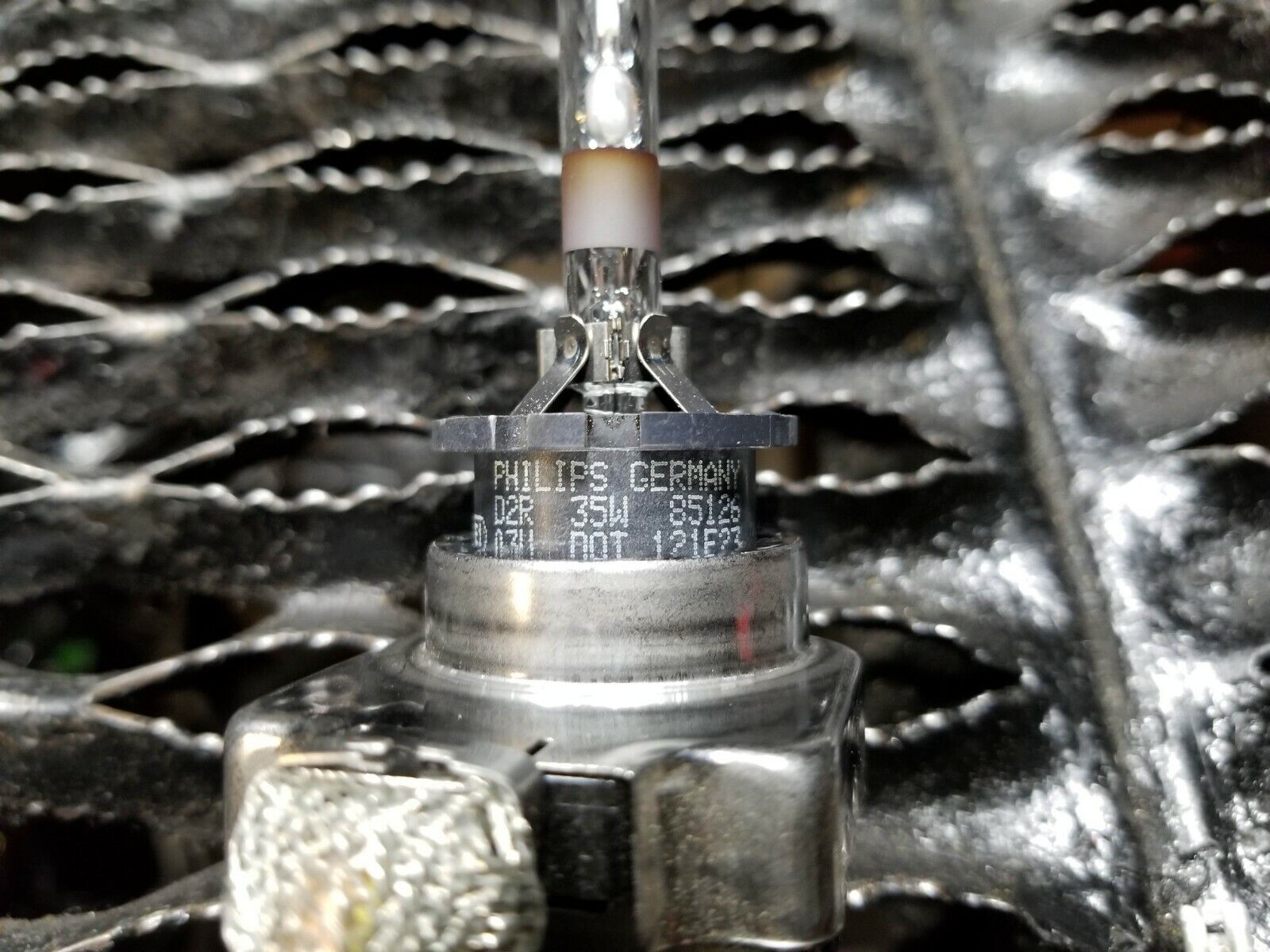 04-07 Infiniti QX56 Xenon Headlight Bulb with Igniter - OEM Replacement - Perfect for Night Driving & Foggy Conditions