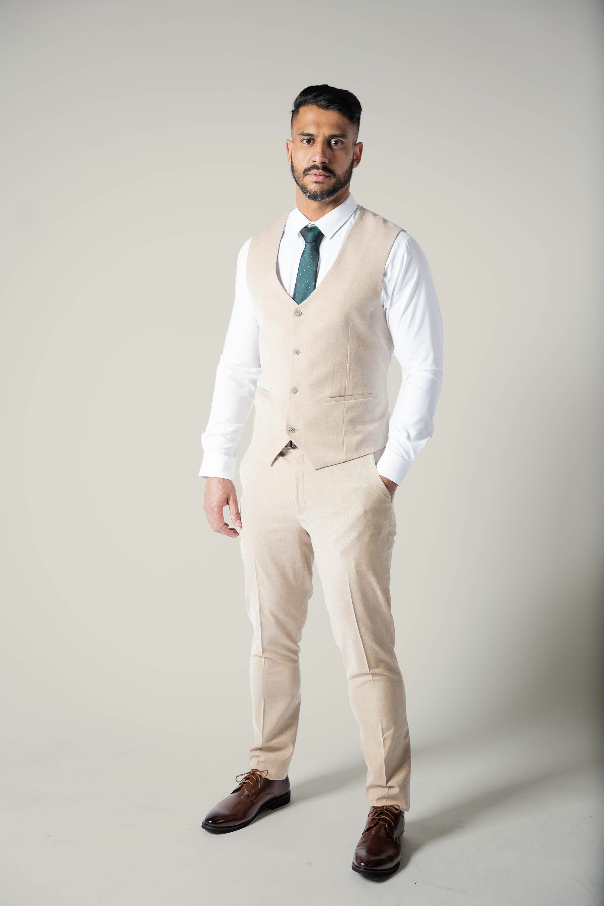 Men's Beige Casual Vest for Outdoor Hiking & Travel | Lightweight Breathable Sleeveless Jacket for Spring Summer Wear