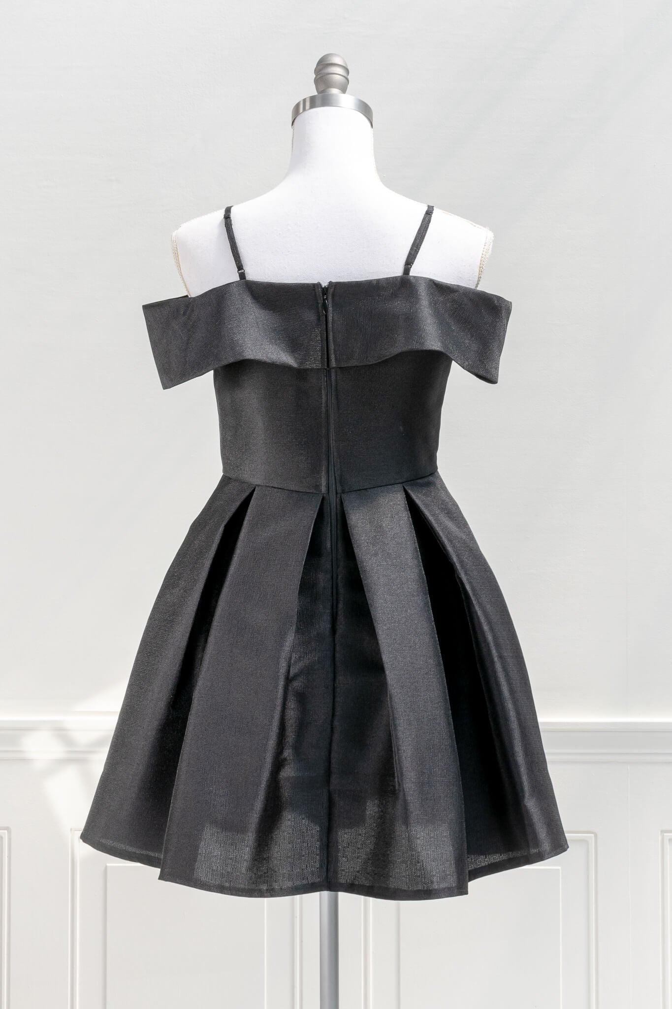 Elegant Operetta Little Black Dress for Women - Perfect for Evening Parties, Cocktail Events & Special Occasions