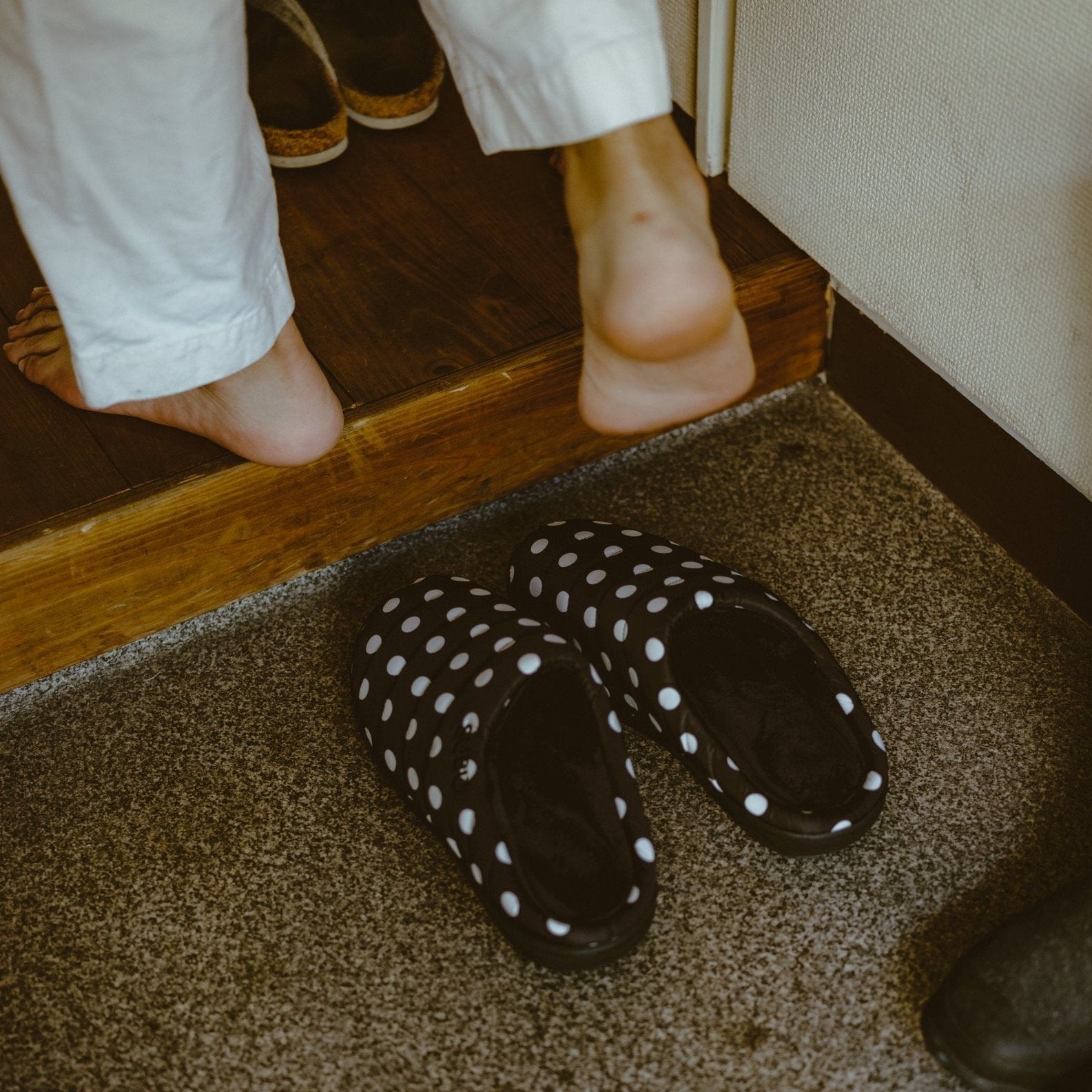 SUBU Tokyo Fall & Winter Slippers for Women - Cozy Polka Dot House Shoes - Warm Indoor & Outdoor Comfort for Home, Office, and Travel