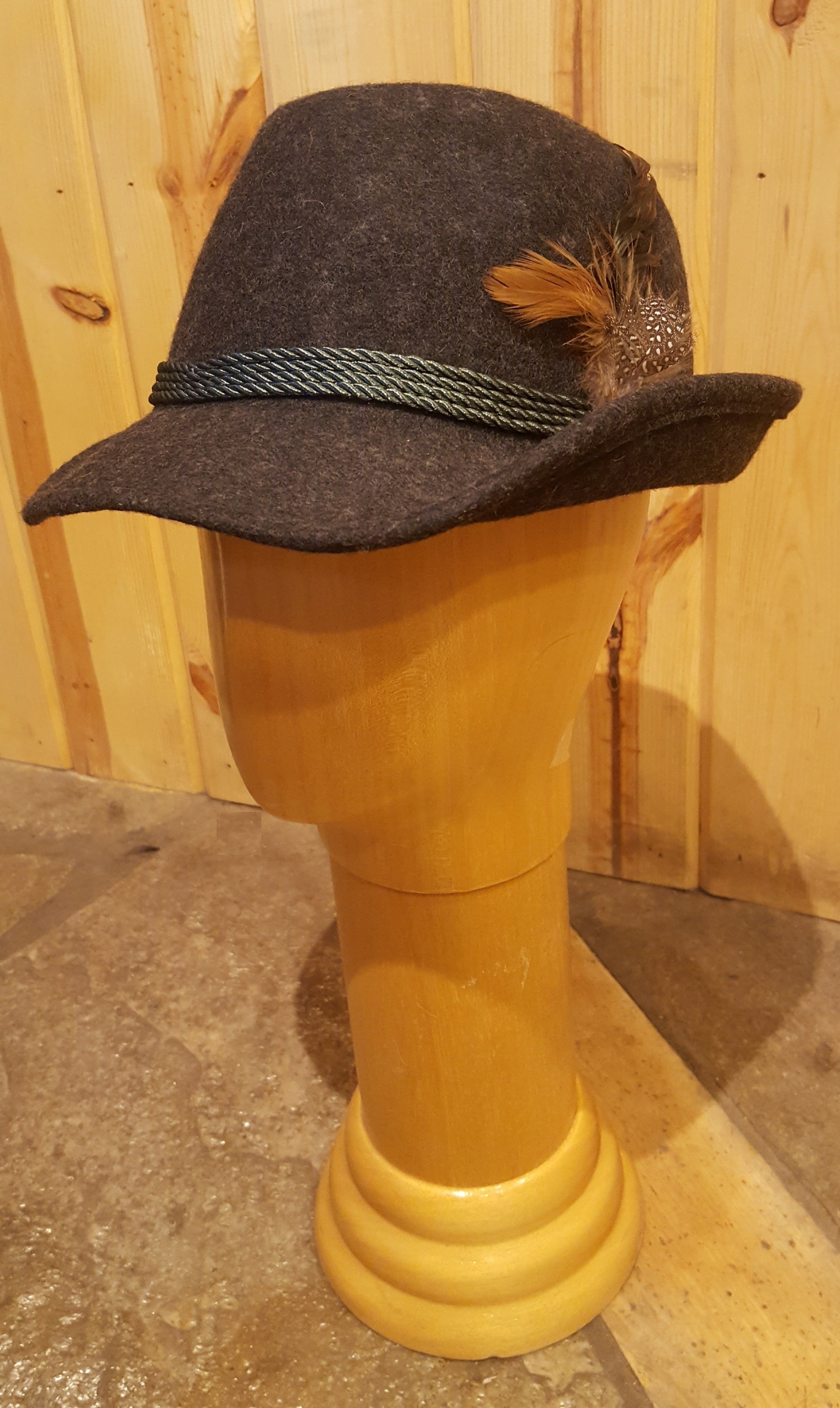 Premium French Alpine Hat with Feather - Stylish Wool Beret for Women & Men - Perfect for Winter, Hiking, and Fashion Outfits