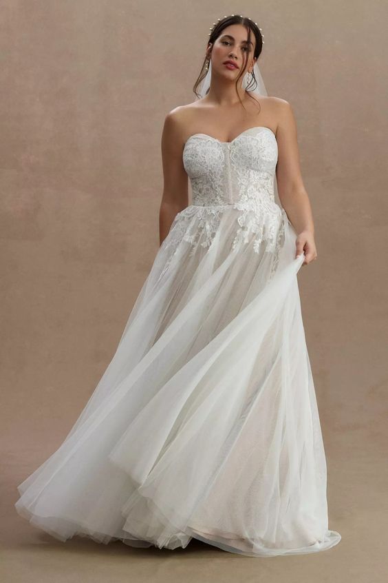 Willowby by Watters Jaislyn Wedding Gown - Elegant Lace Bridal Dress for Romantic Ceremonies & Formal Events