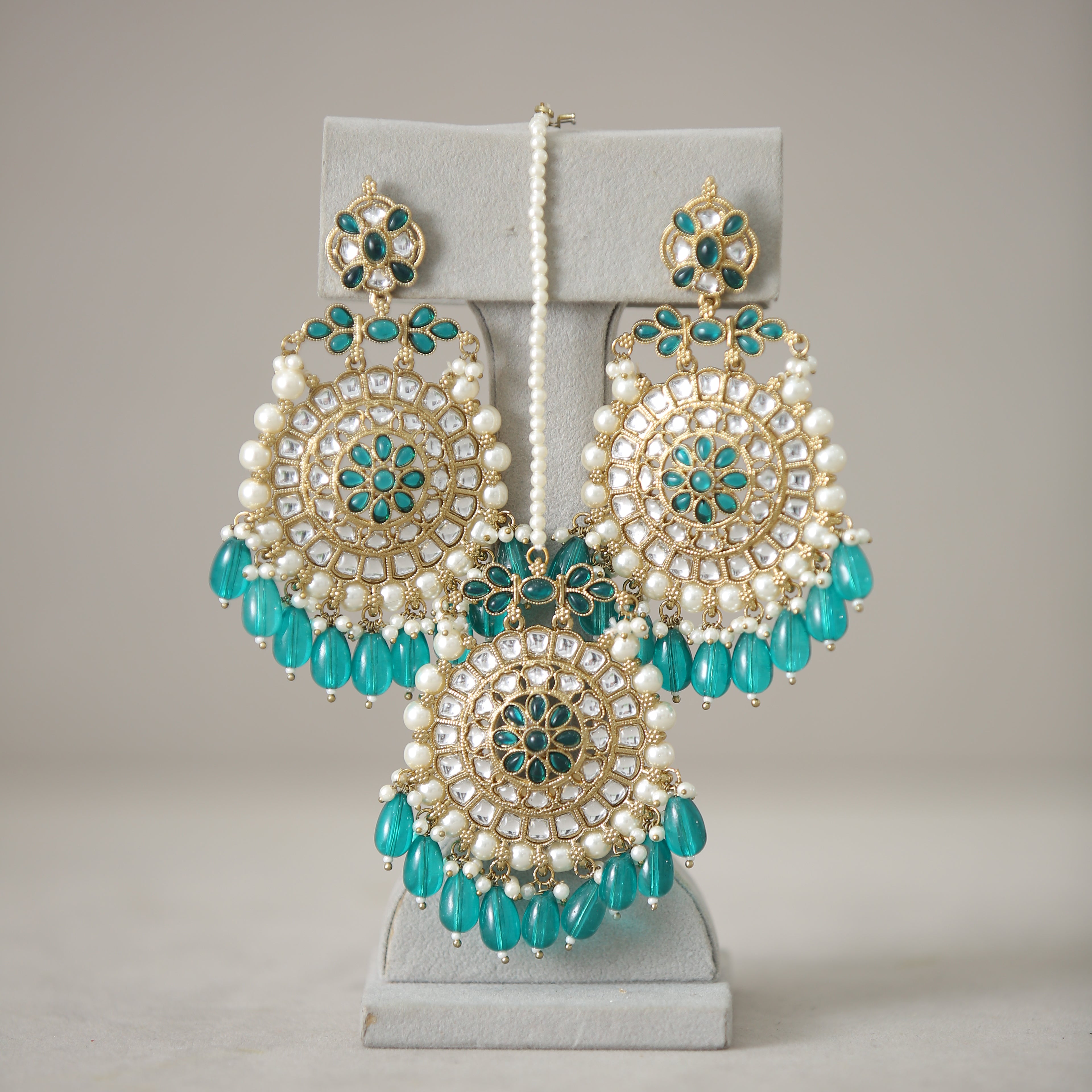 Geetika Kundan Earrings with Tikka Set – Traditional Indian Bridal Jewelry for Weddings & Festive Occasions