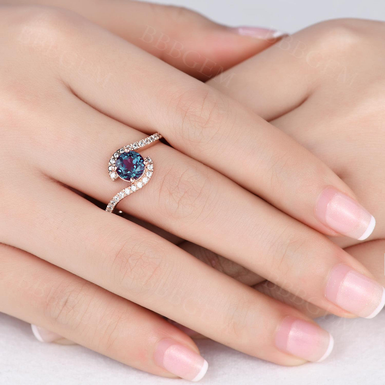 Exquisite 6.5mm Round Alexandrite Ring in 14K/18K Yellow Gold - Elegant Curved Design for Engagement, Anniversary & Special Occasions