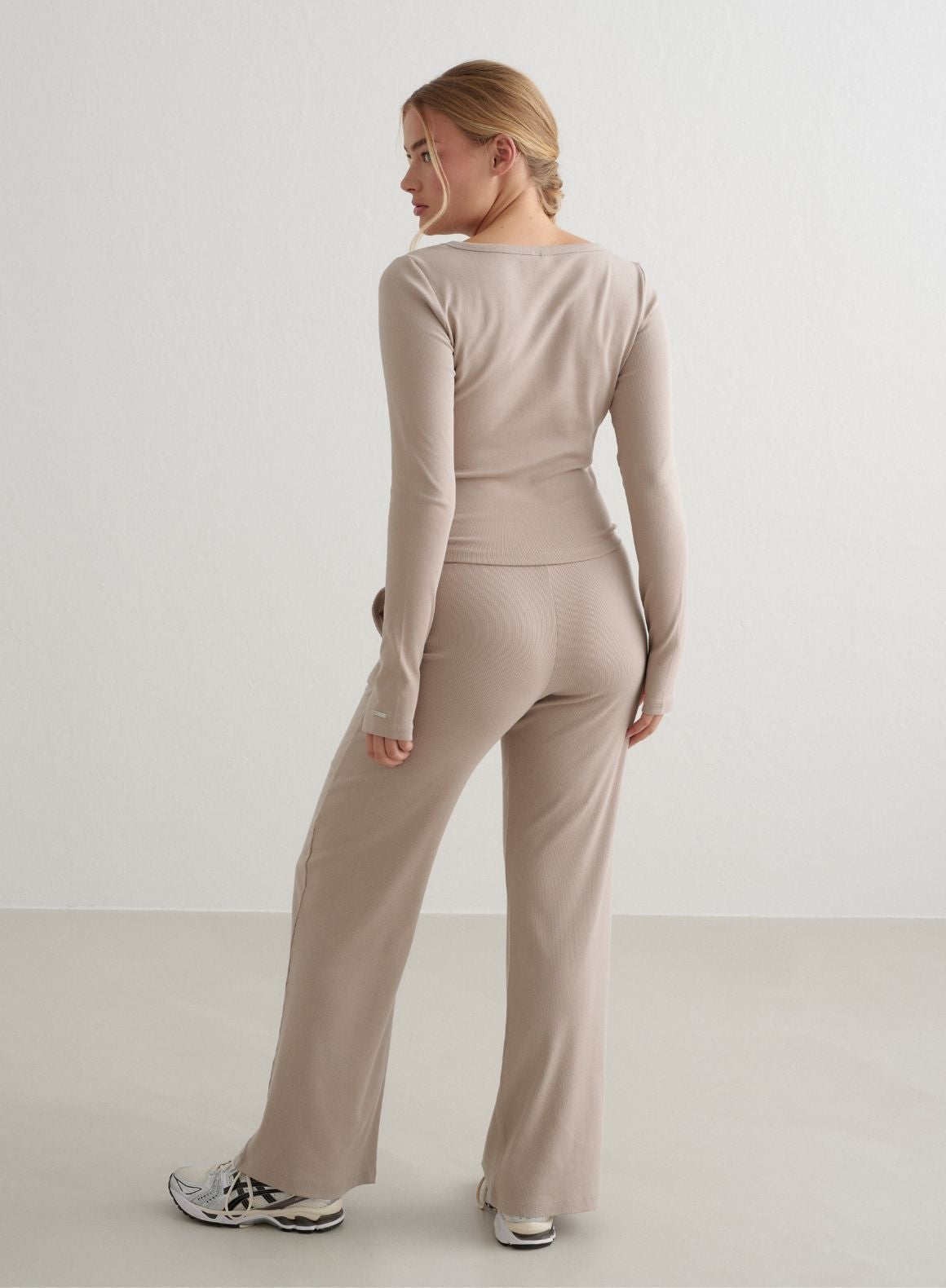 Dark Clay Ribbed Long Sleeve T-Shirt for Women - Soft Stretch Comfort Fit Casual & Layering Essential for Fall & Winter