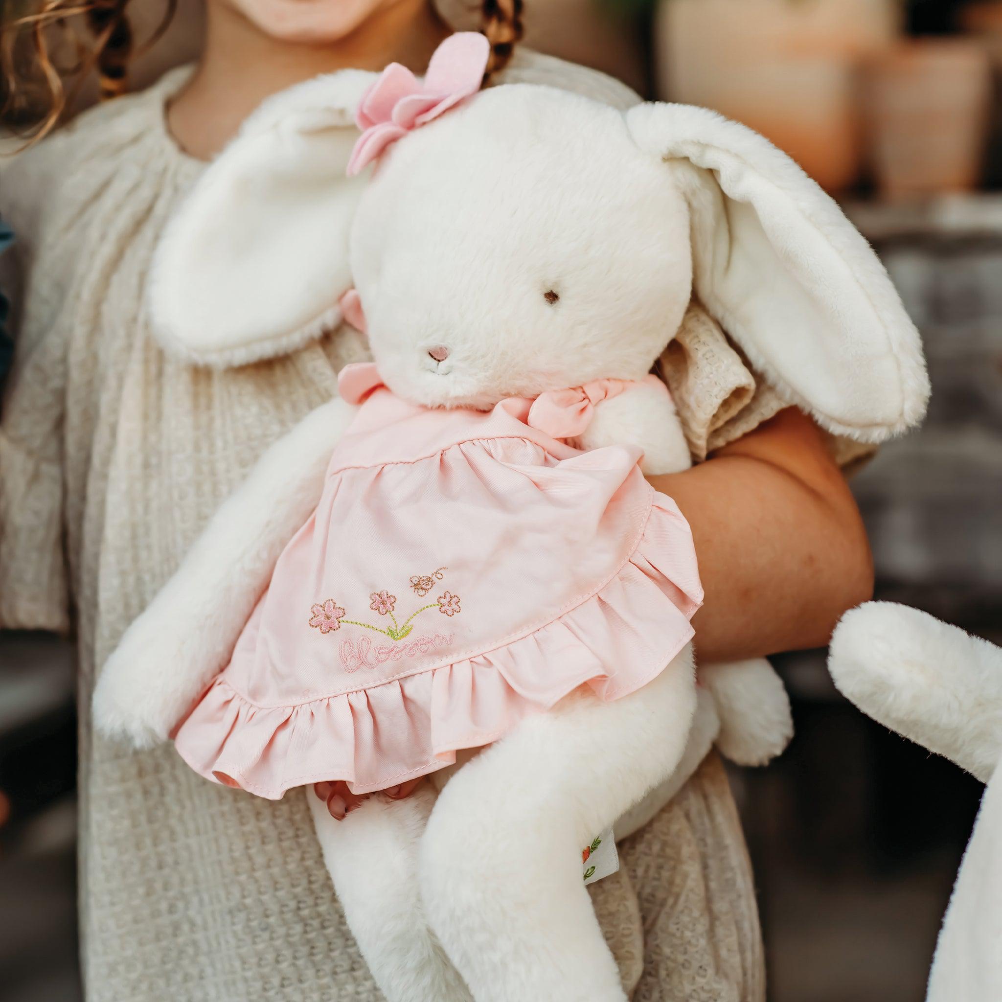 Garden Blossom Bunny Statue - Cute Outdoor Decor for Spring & Easter - Perfect for Garden, Yard, and Home Decorations