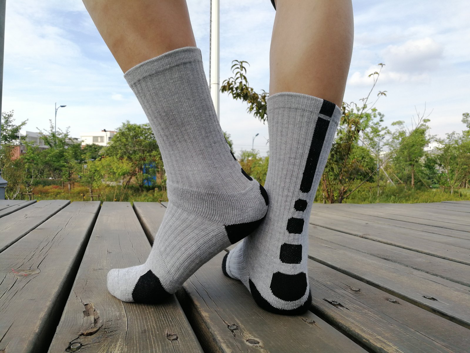 Best Basketball Socks for Men & Women - 4 Pack Thick Compression Crew Socks for Running, Sports & Outdoor Activities - Moisture Wicking Athletic Socks for Gym, Training & Basketball Games