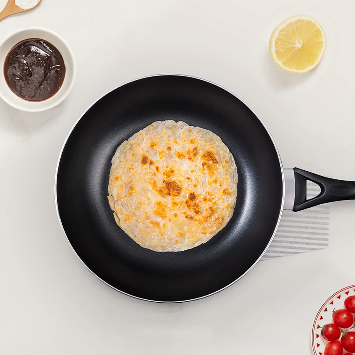 **Non-Stick Aluminum Alloy Frying Pan 28cm/30cm - Induction & Gas Stove Compatible - Comfortable Handle for Easy Cooking - Perfect for Sautéing, Frying & Pancakes**