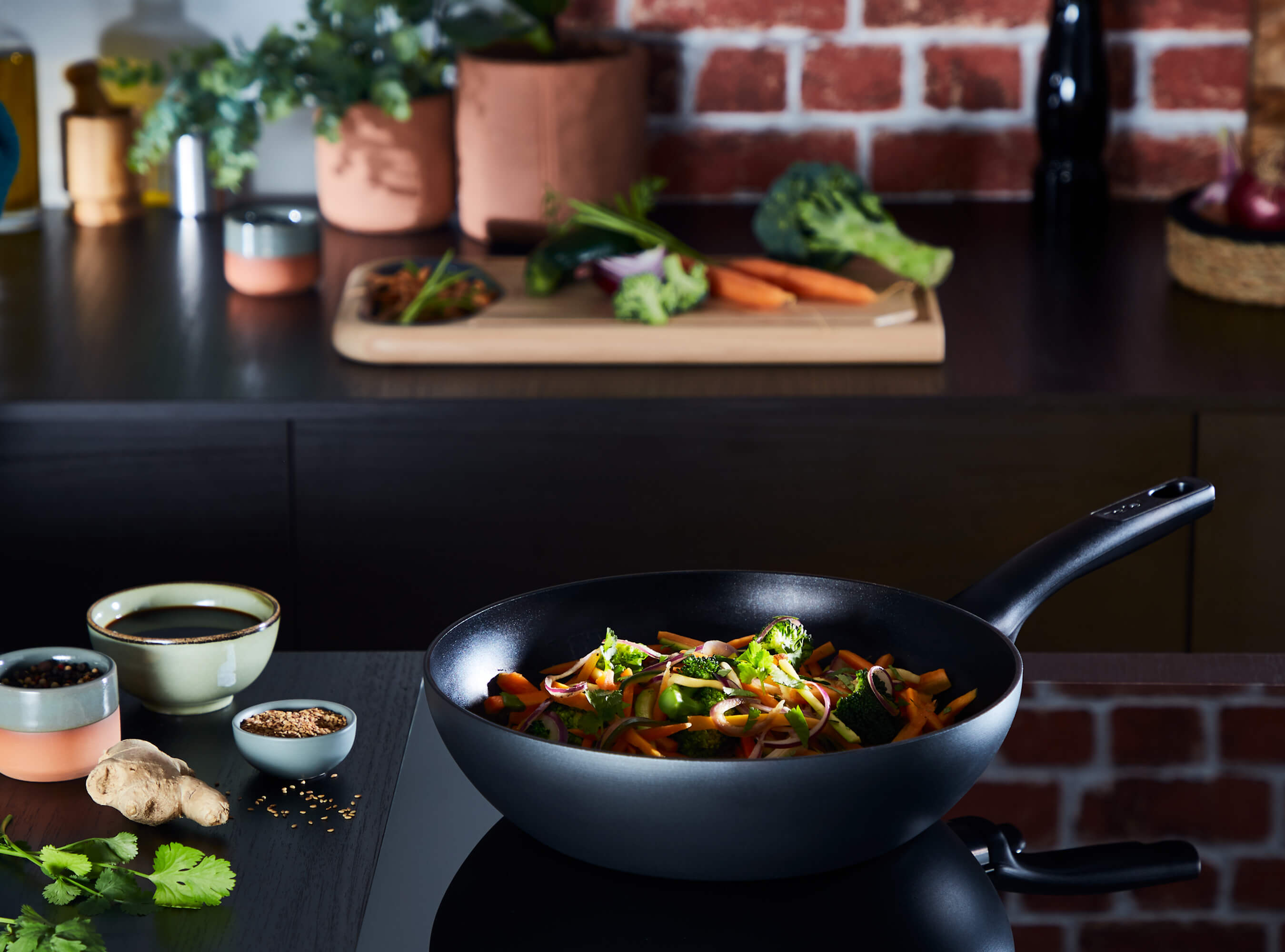 Tefal Ultimate Non Stick Induction Wok 28cm – Professional Carbon Steel Stir Fry Pan for Gas & Electric Stoves – Perfect for Asian Cooking, Stir Frying & Deep Frying
