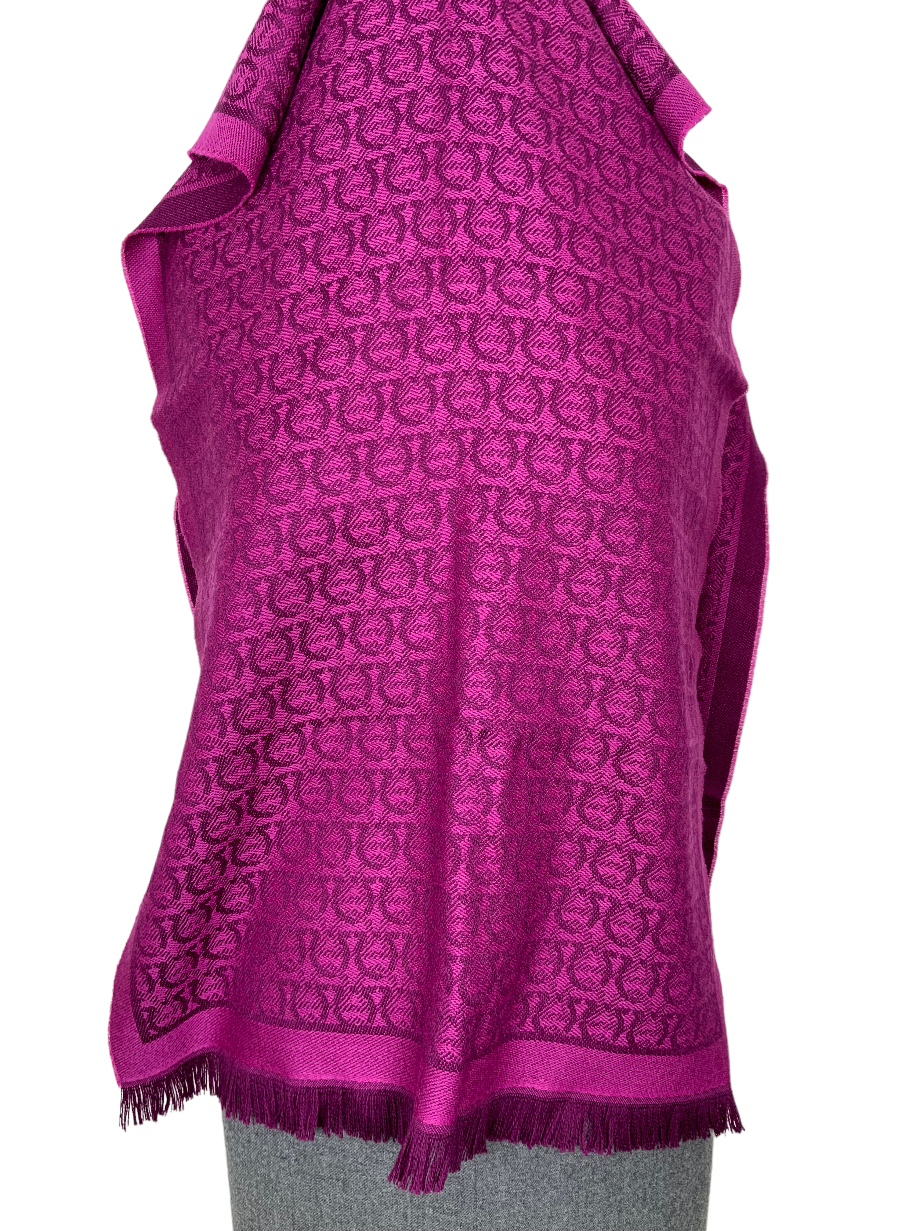 Salvatore Ferragamo Gancini Horsebit Wool Scarf for Women & Men - Luxury Cashmere Blend Winter Wrap - Perfect for Cold Weather & Fashion Accessories