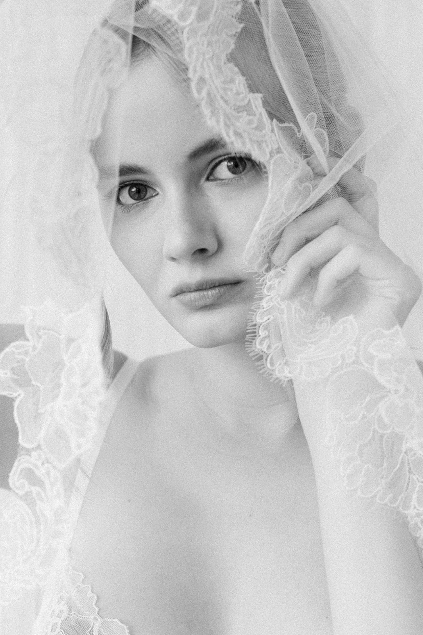 Elegant Ivory French Lace Scallop Edge Cathedral Wedding Veil - Perfect for Bridal Gowns, Formal Weddings & Romantic Ceremonies