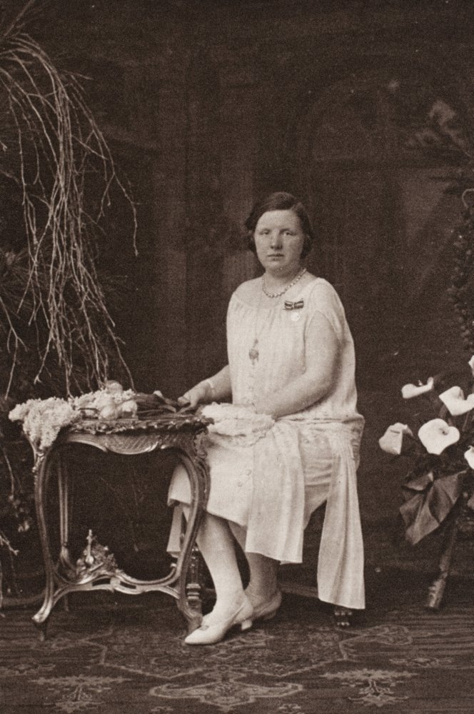 Queen Juliana of the Netherlands (1909-2004) - Historical Royal Portrait Photo from 1926 Silver Wedding Anniversary - Vintage Dutch Monarchy Collectible for History Enthusiasts & Royal Memorabilia Collections